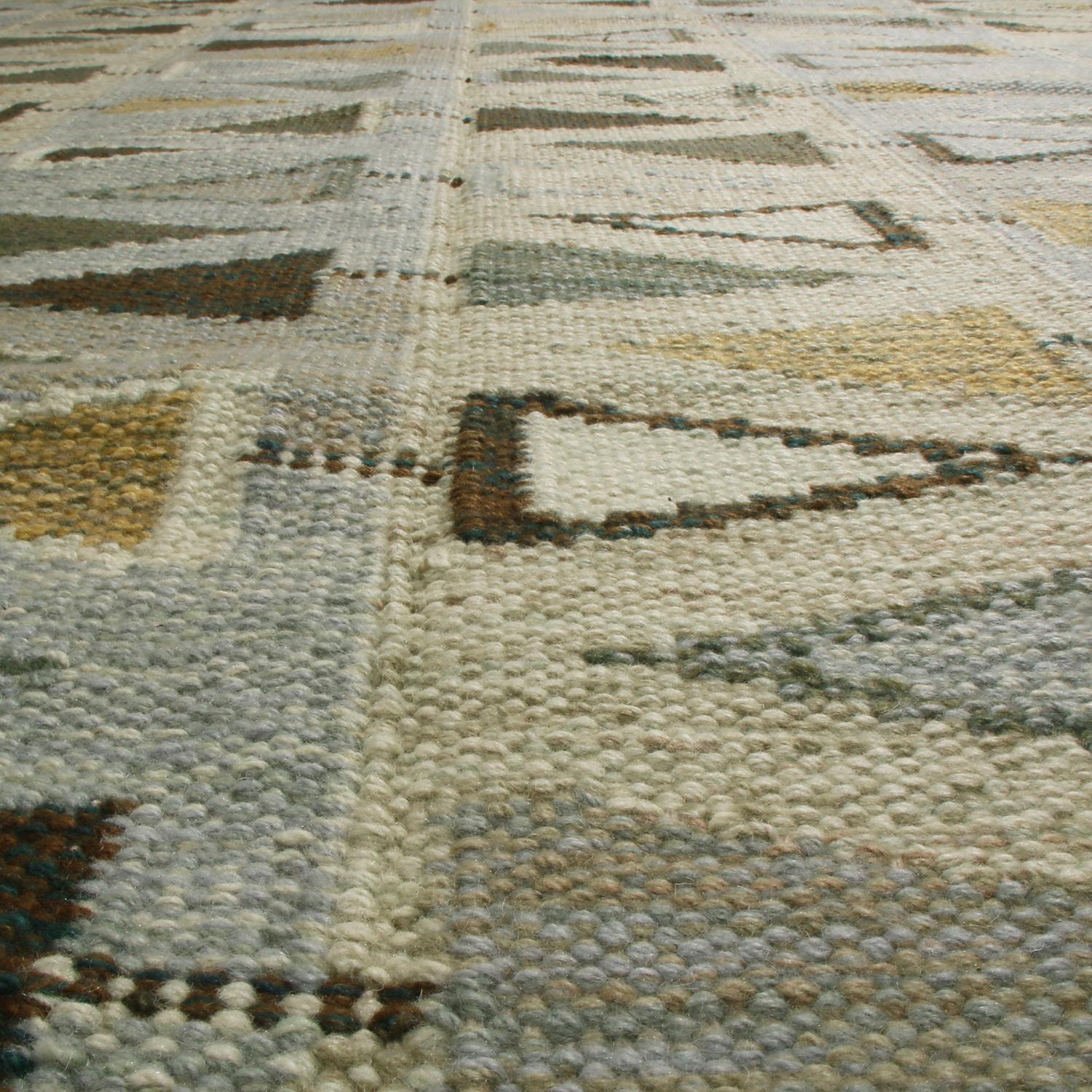 Indiano Rug & Kilim è un tappeto in lana di ispirazione scandinava di colore bianco e blu in vendita