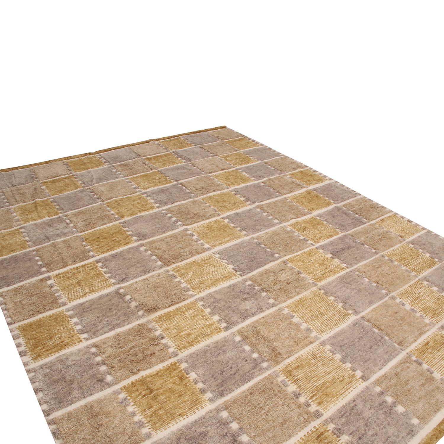 Originaria de la India, esta alfombra pertenece a la colección de inspiración escandinava de Rug & Kilim, con una emocionante mezcla de pelo y lana tejida en plano, que presenta un fino diseño de campo geométrico de retazos en tonos múltiples de