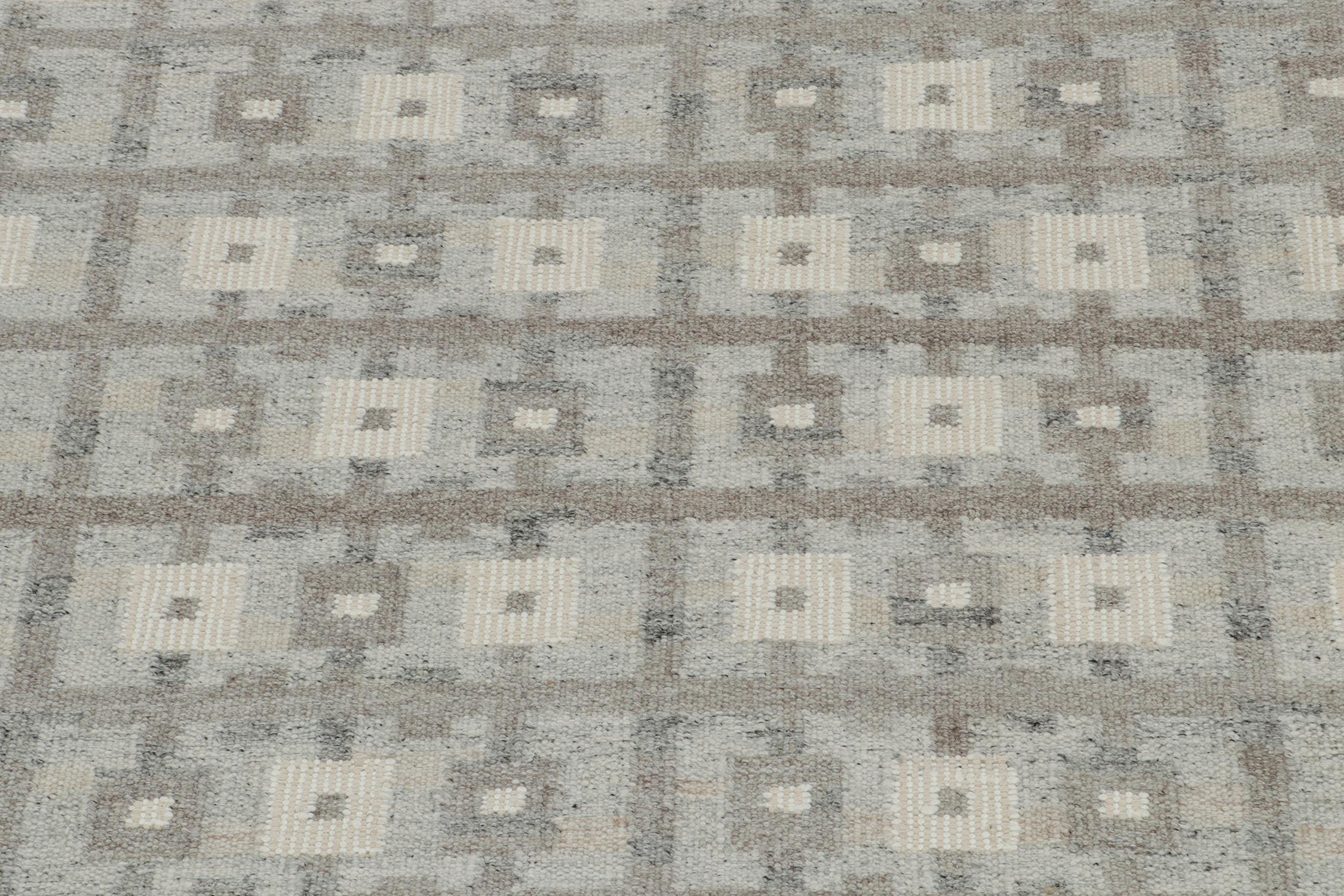 Skandinavischer Kilim-Teppich von Rug & Kilim in Beige-Grau und Weiß mit geometrischem Muster im Zustand „Neu“ im Angebot in Long Island City, NY