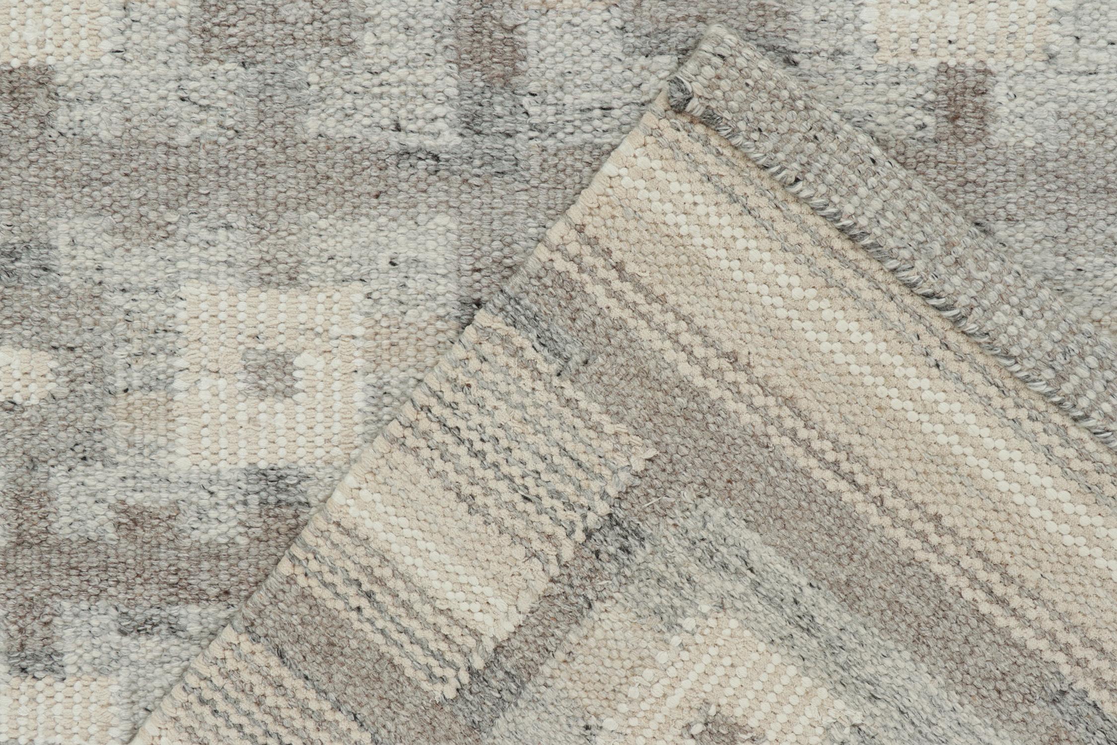 Skandinavischer Kilim-Teppich von Rug & Kilim in Beige-Grau und Weiß mit geometrischem Muster (21. Jahrhundert und zeitgenössisch) im Angebot