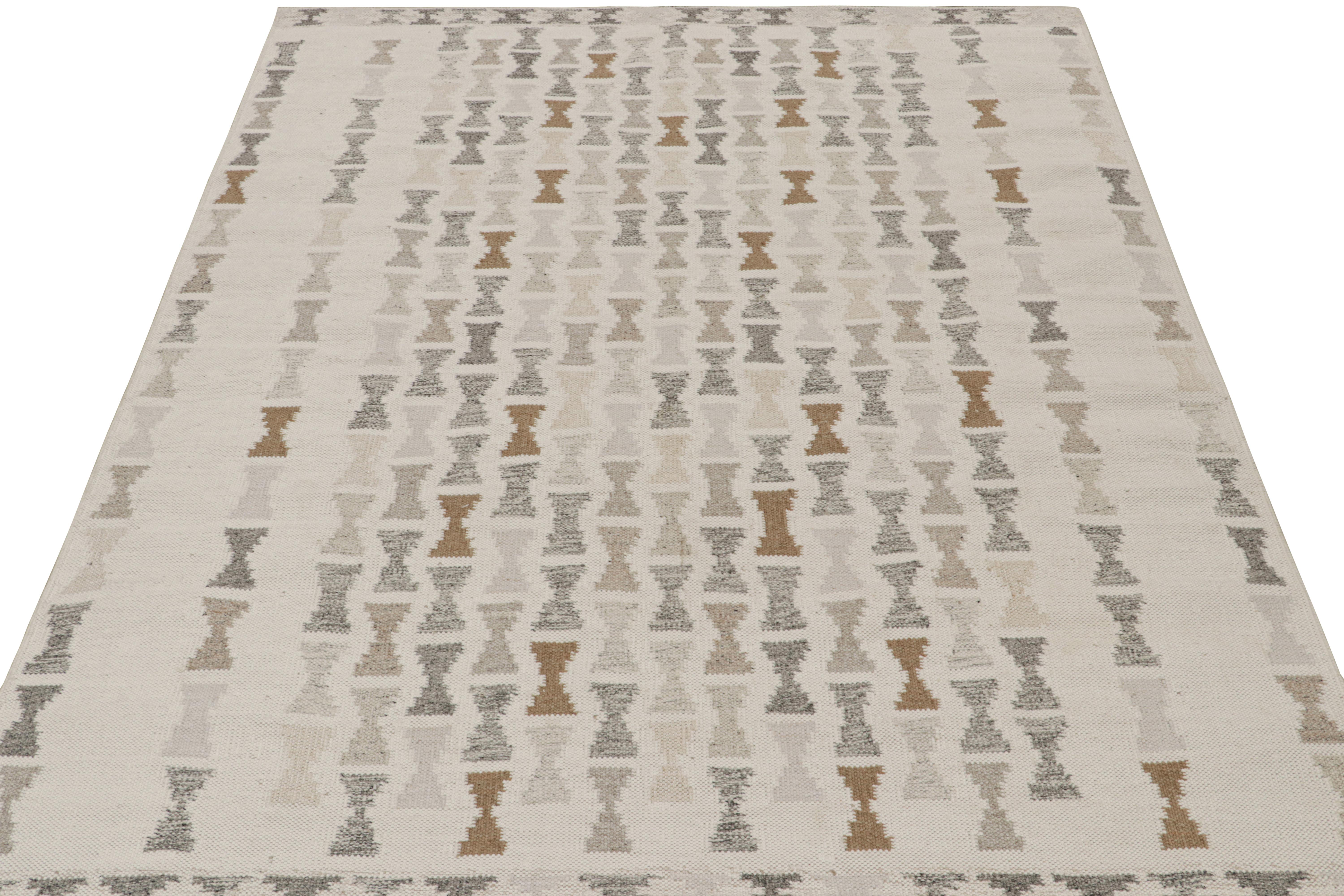 Skandinavischer Kilim-Teppich von Rug & Kilim in Weiß, Grau und Brown mit geometrischen Mustern (Moderne) im Angebot