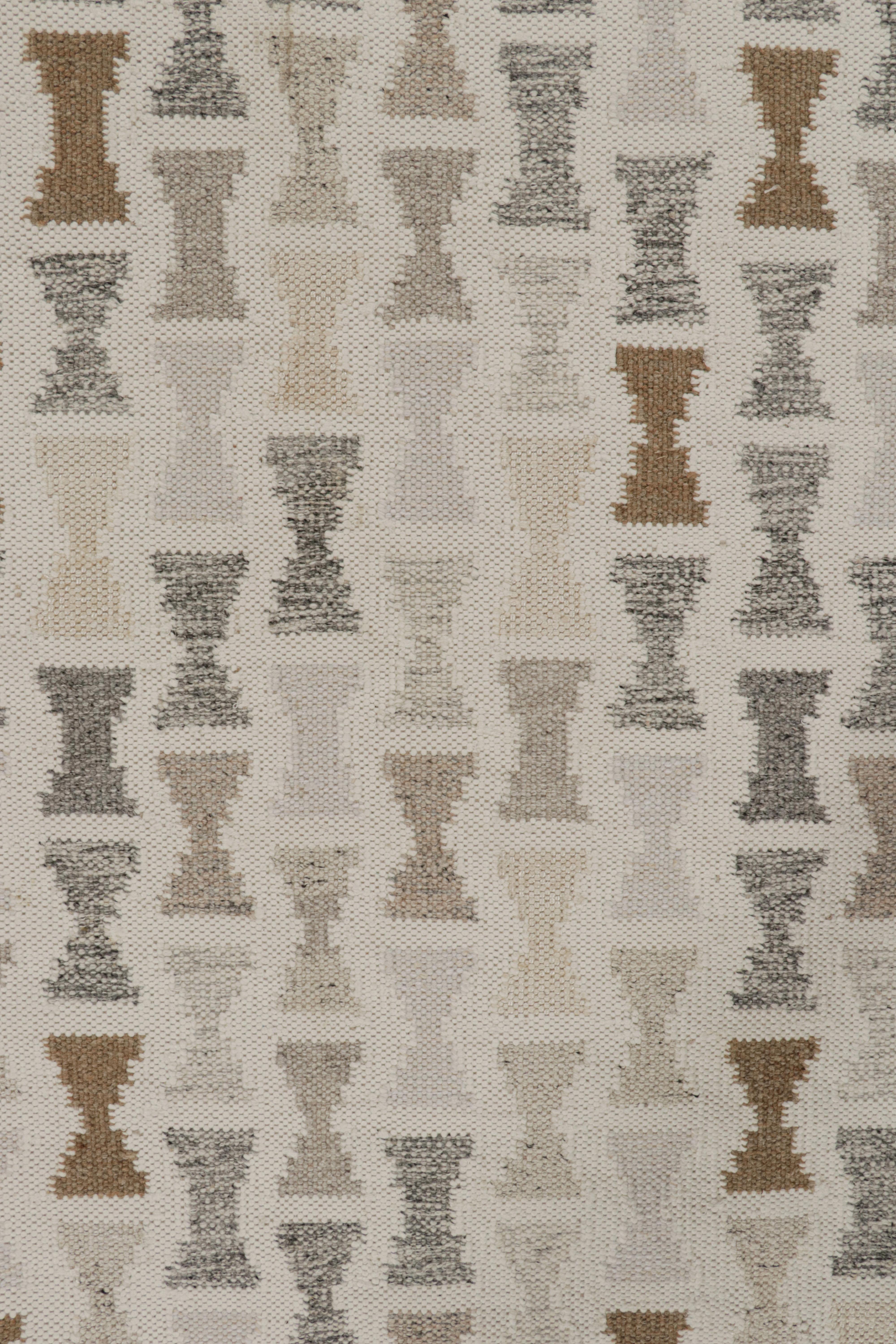 Skandinavischer Kilim-Teppich von Rug & Kilim in Weiß, Grau und Brown mit geometrischen Mustern im Zustand „Neu“ im Angebot in Long Island City, NY