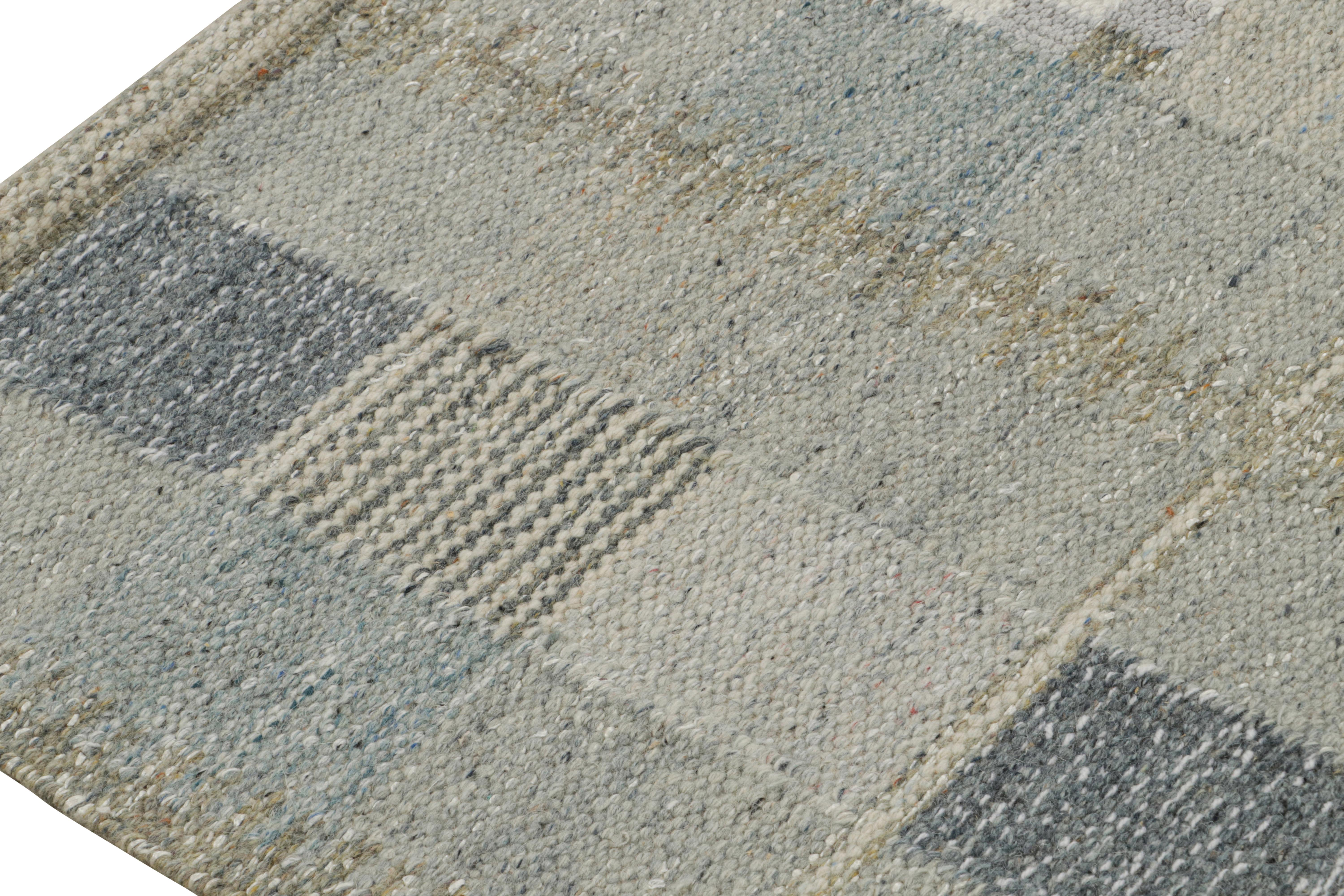 Noué à la main Tapis Kilim scandinave à motifs géométriques gris et bleus de Rug & Kilim en vente