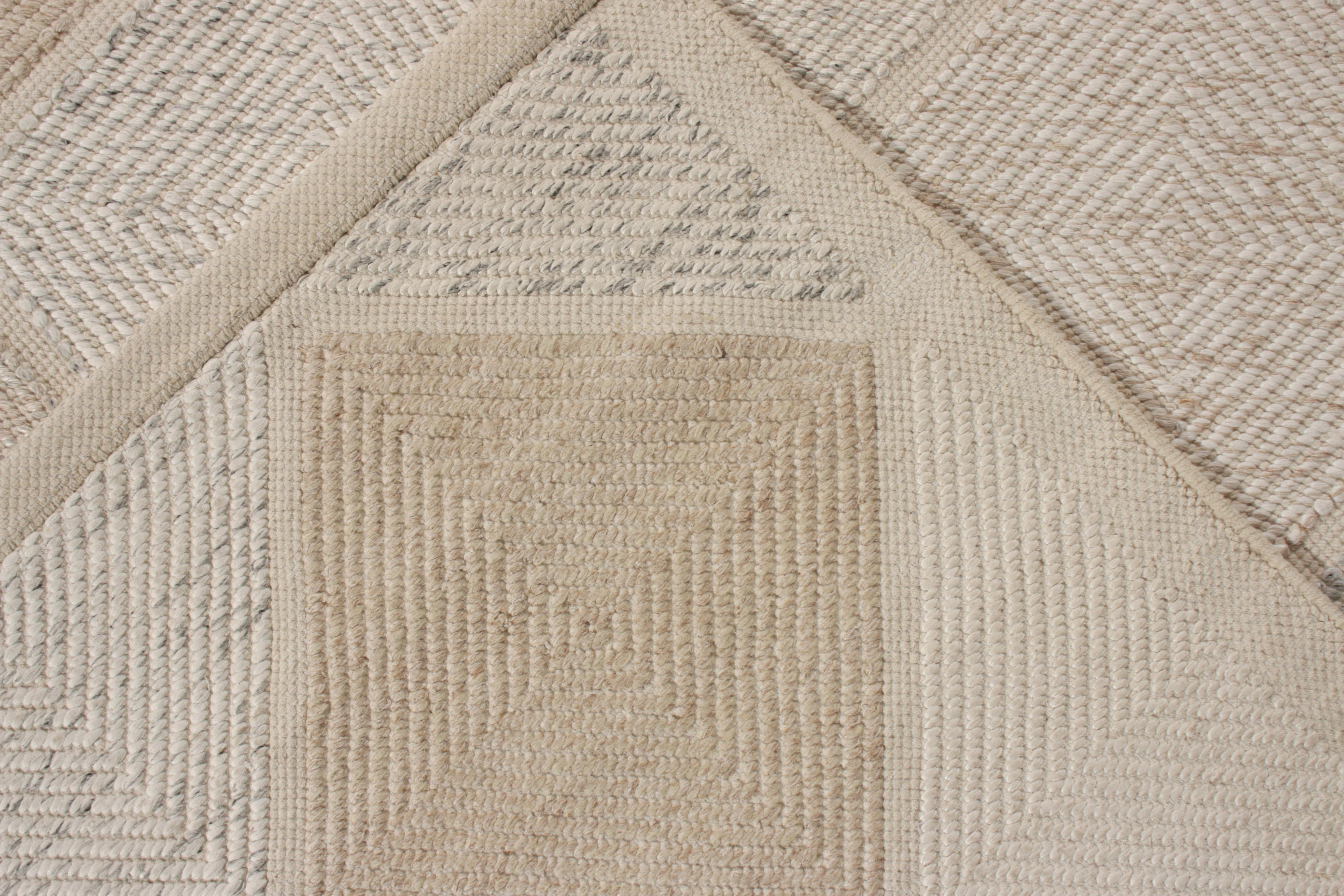 Alfombra personalizada estilo kilim escandinavo de Rug & Kilim, blanca, estampado de rombos beige Anudado a mano en venta