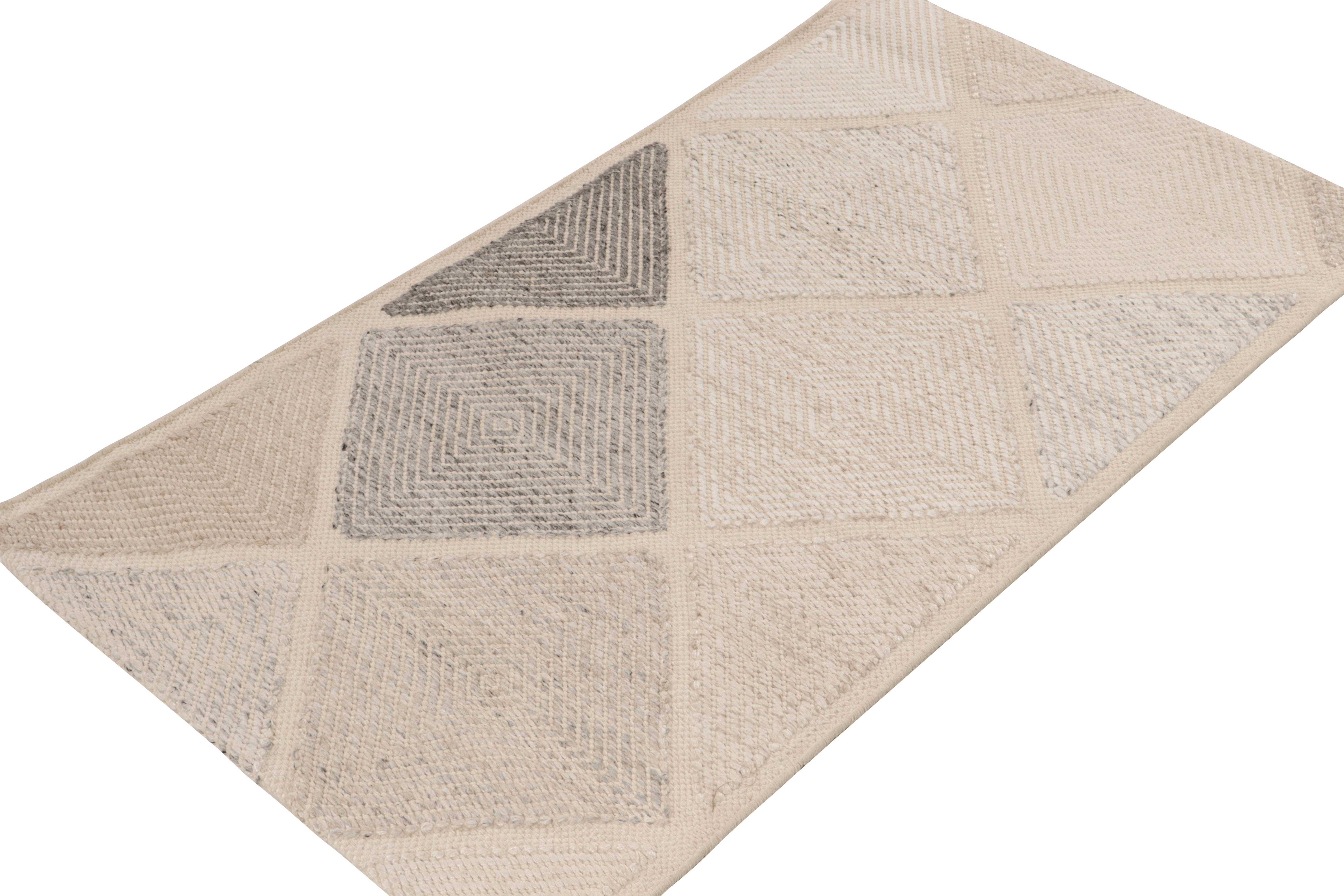 Rug & Kilim's skandinavischer Teppich im Kilim-Stil in Weiß mit grauem Rautenmuster (Kelim) im Angebot