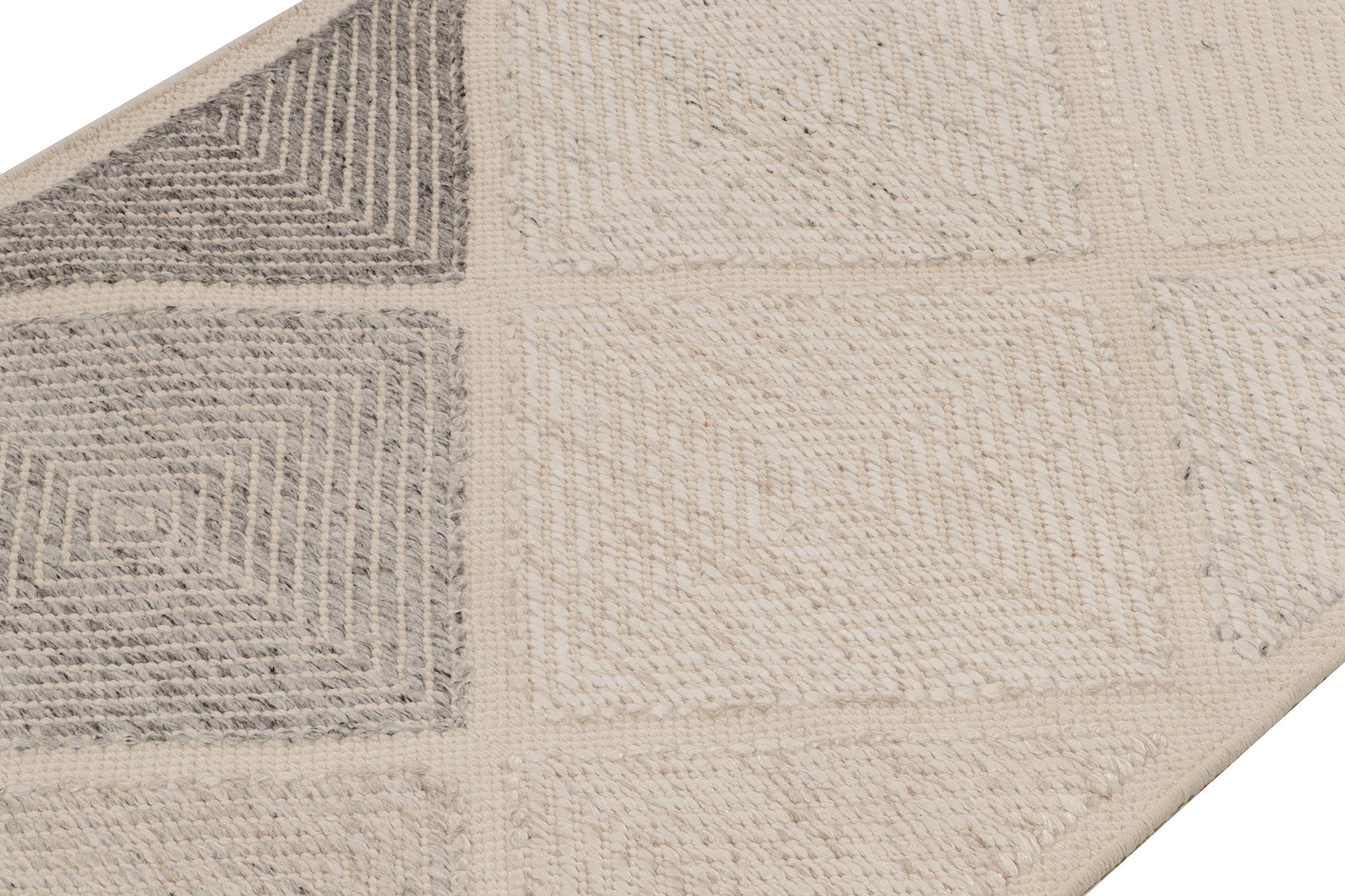 Rug & Kilim's skandinavischer Teppich im Kilim-Stil in Weiß mit grauem Rautenmuster (Handgeknüpft) im Angebot