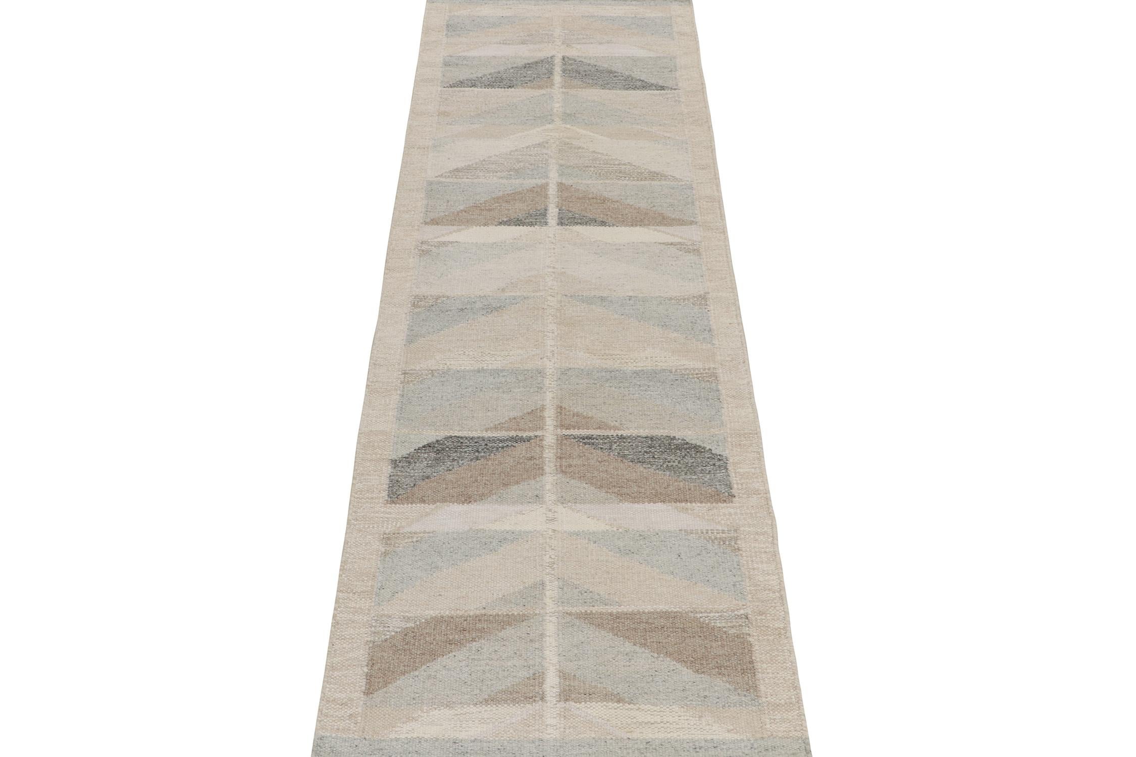 Dieser 3x10 Kilim-Läufer im schwedischen Stil ist die nächste Ergänzung der preisgekrönten skandinavischen Flachgewebe-Kollektion von Rug & Kilim. Handgewebt aus Wolle. 
Weiter zum Design: 
Dieser Läufer hat ein natürliches Bewegungsgefühl mit