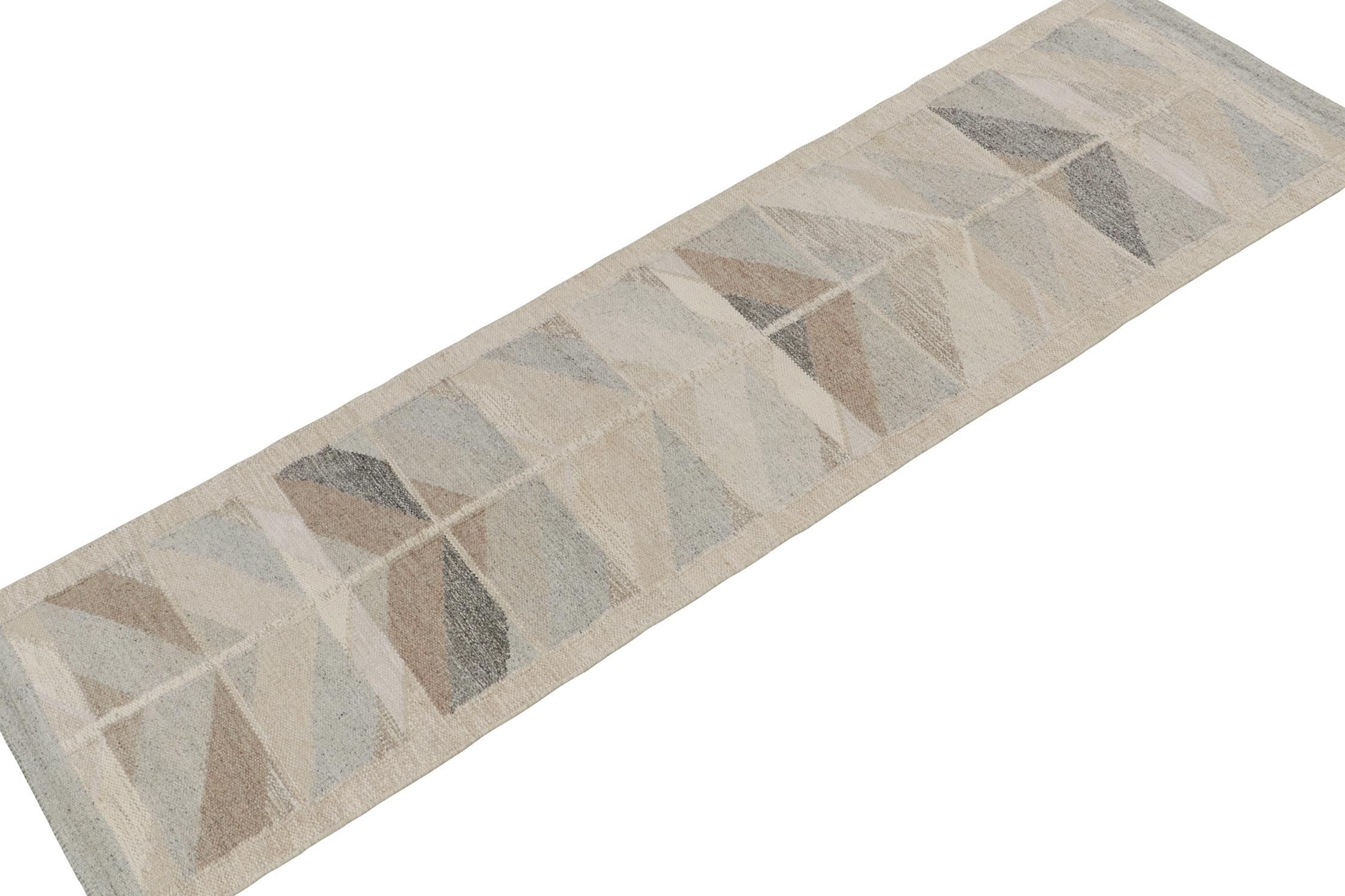 Rug & Kilim's skandinavischer Läufer im Kilim-Stil in Beige-Braun mit geometrischem Muster (Skandinavische Moderne) im Angebot