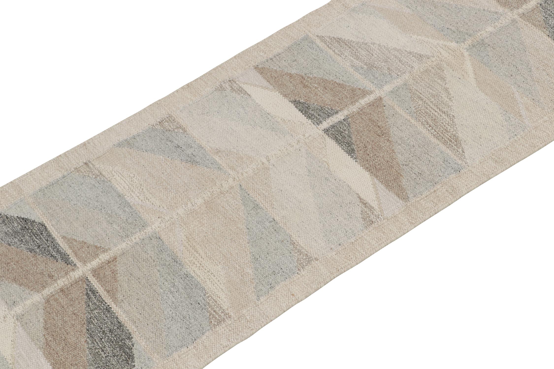 Rug & Kilim's skandinavischer Läufer im Kilim-Stil in Beige-Braun mit geometrischem Muster (Indisch) im Angebot