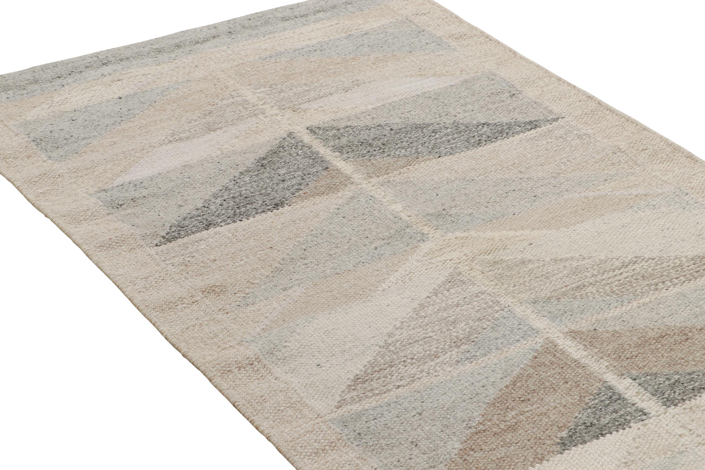 Rug & Kilim's skandinavischer Läufer im Kilim-Stil in Beige-Braun mit geometrischem Muster (Handgeknüpft) im Angebot