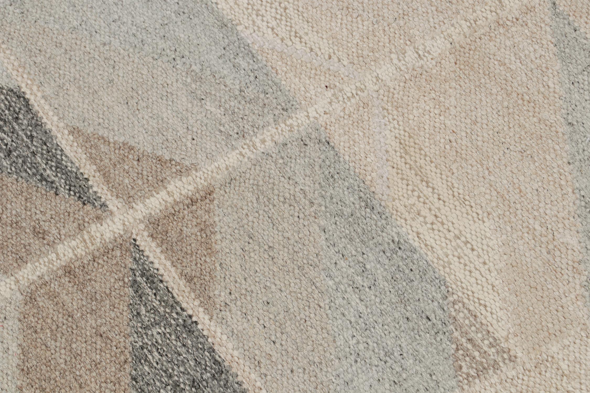 Rug & Kilim's skandinavischer Läufer im Kilim-Stil in Beige-Braun mit geometrischem Muster im Zustand „Neu“ im Angebot in Long Island City, NY