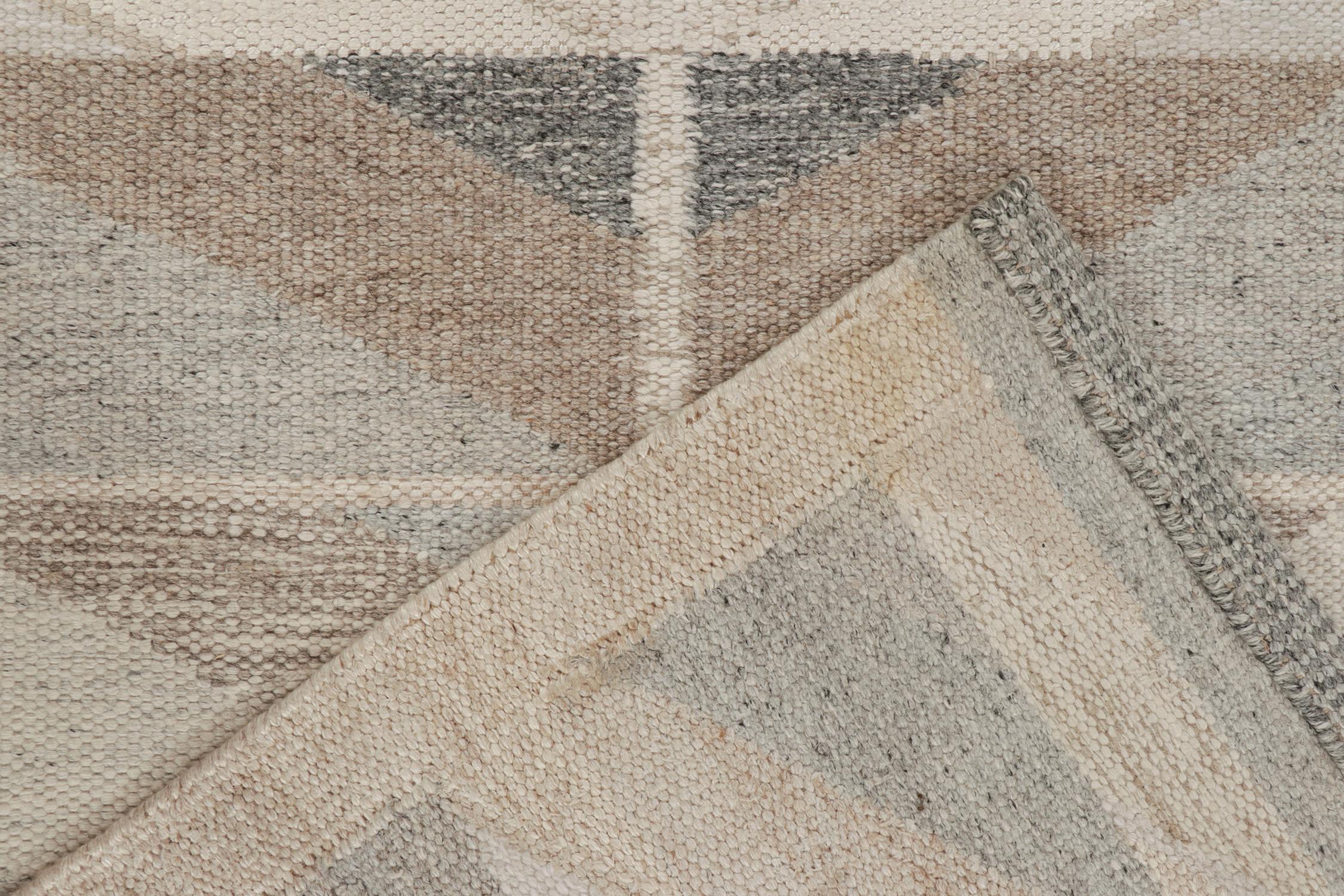 Rug & Kilim's skandinavischer Läufer im Kilim-Stil in Beige-Braun mit geometrischem Muster (21. Jahrhundert und zeitgenössisch) im Angebot