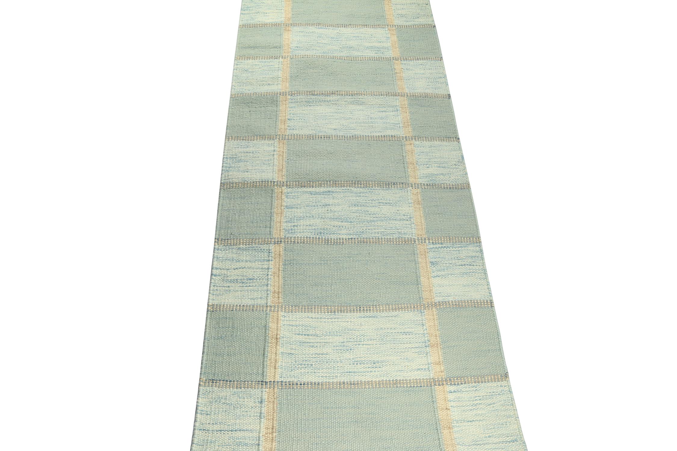 Un élégant kilim 3x7 de style suédois, issu de notre collection primée de tissage plat scandinave. Tissé à la main en laine. 
Plus loin dans la conception : 
Ce chemin de table jouit d'une présence simple avec des motifs géométriques en bleu et
