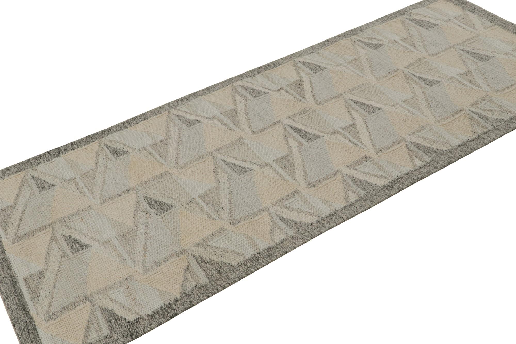 Ce tapis 3×8 est un kilim de style suédois de la collection de tapis scandinaves de Rug & Kilim. Tissé à la main en laine et fils naturels non teints, ce tissage plat s'inspire des tapis Rollakan et Rya vintage de style déco suédois. 

Sur le Design