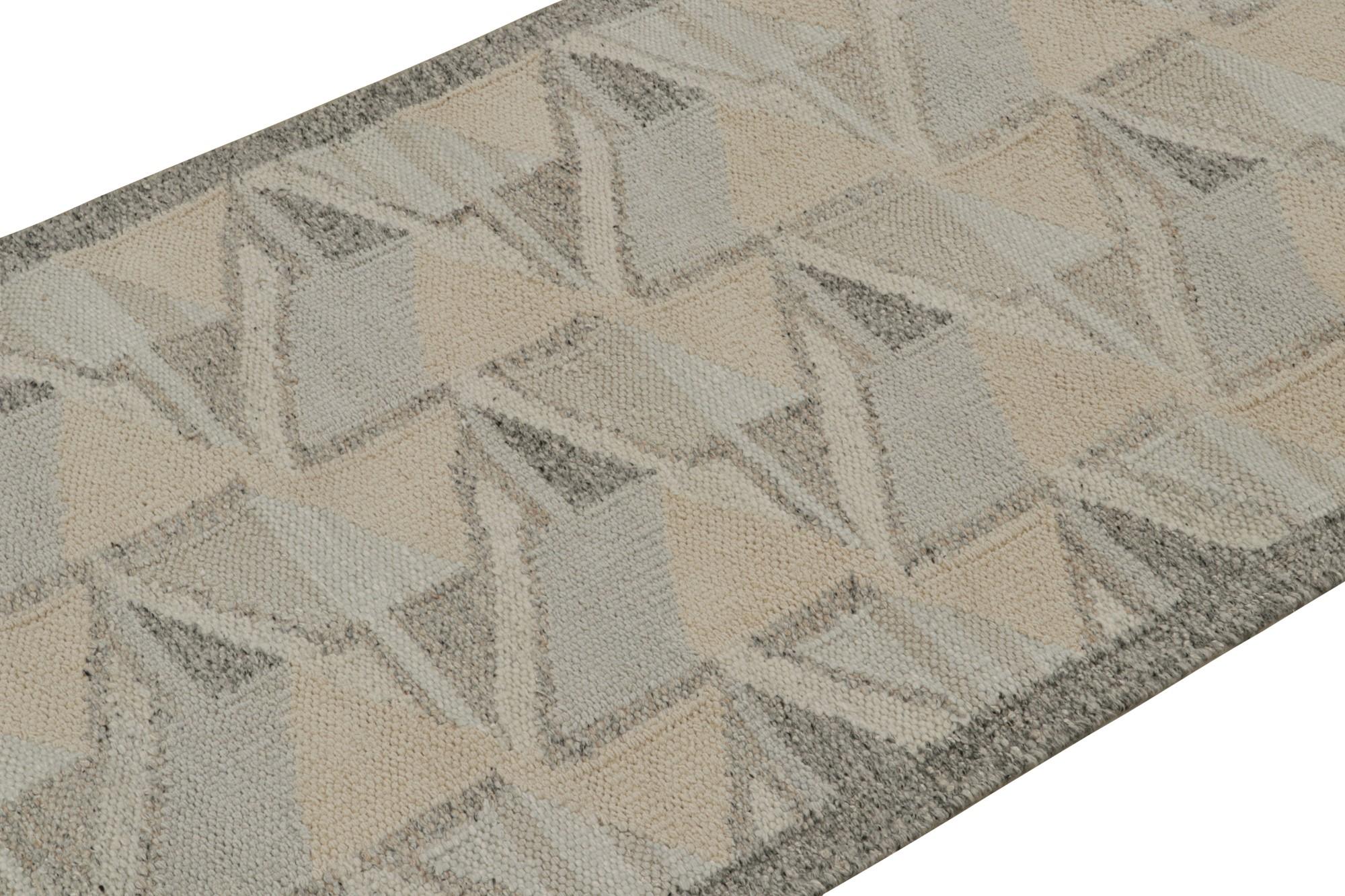 Indien Rug & Kilim's Scandinavian Kilim Style Runner Rug in Grey & Beige Patterns (Tapis de course scandinave de style Kilim à motifs gris et beige) en vente
