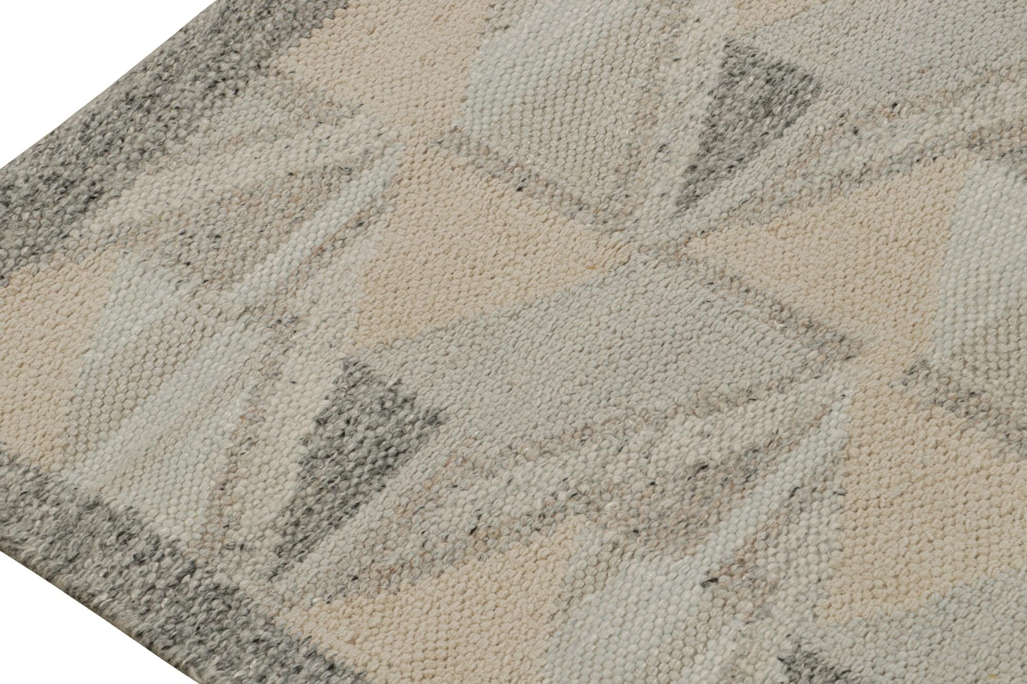Tissé à la main Rug & Kilim's Scandinavian Kilim Style Runner Rug in Grey & Beige Patterns (Tapis de course scandinave de style Kilim à motifs gris et beige) en vente
