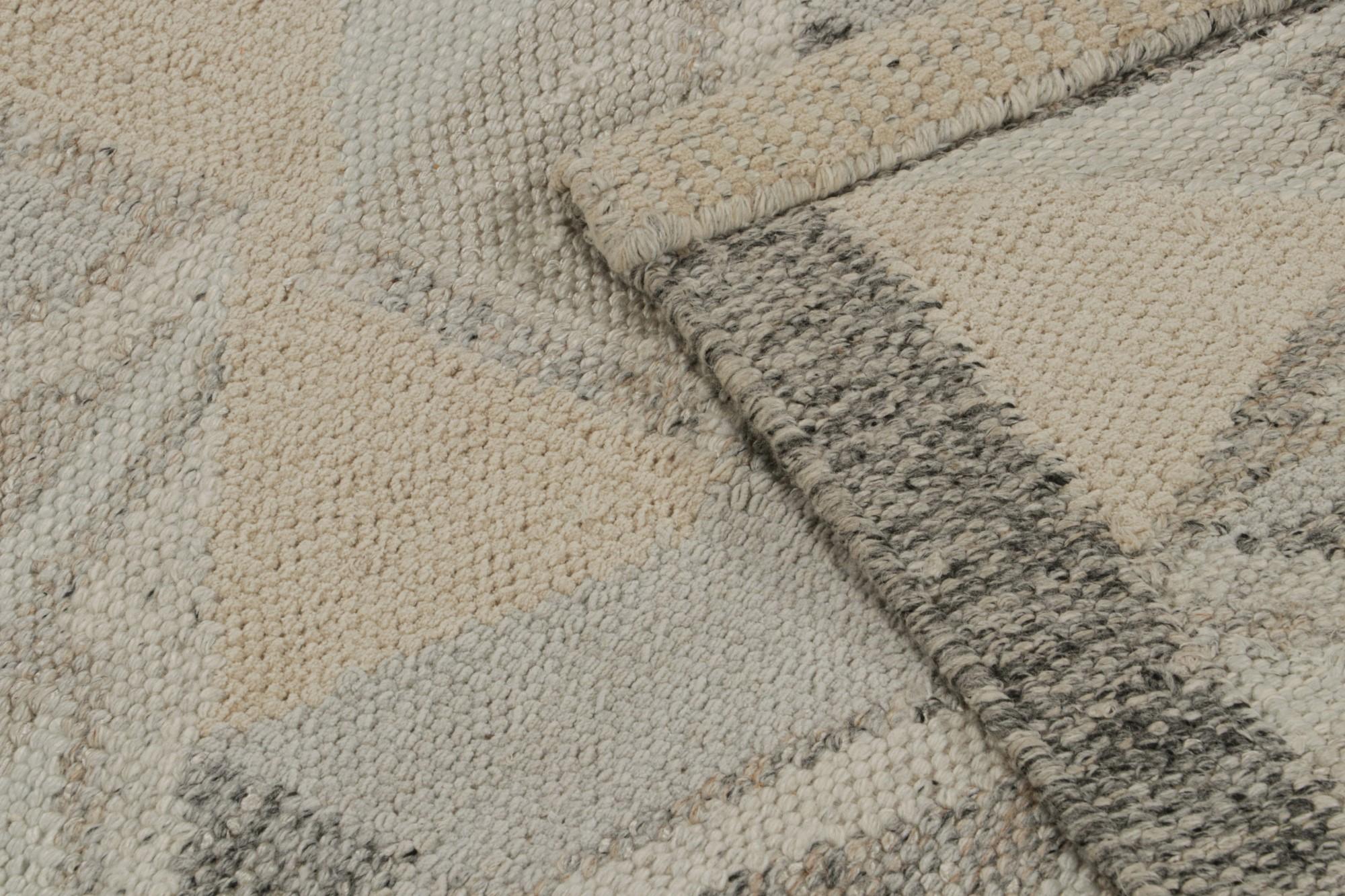 XXIe siècle et contemporain Rug & Kilim's Scandinavian Kilim Style Runner Rug in Grey & Beige Patterns (Tapis de course scandinave de style Kilim à motifs gris et beige) en vente
