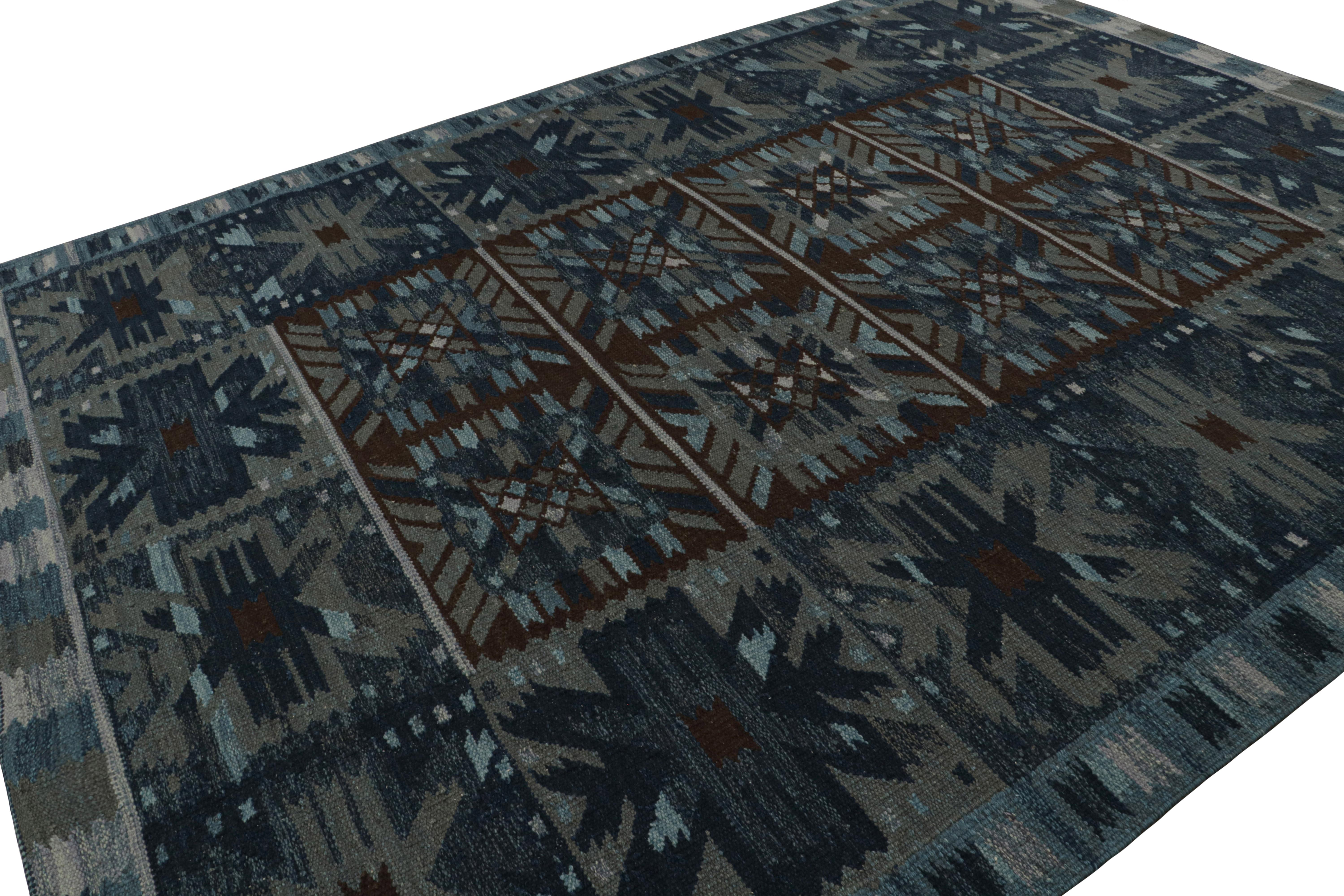 Esta alfombra Kilim de 9x12 pertenece a la línea de tejido plano de la colección de alfombras escandinavas de Rug & Kilim. Tejida a mano en lana y otros hilos naturales, su diseño es una versión moderna de las alfombras Rollakan y Rya de estilo Decó