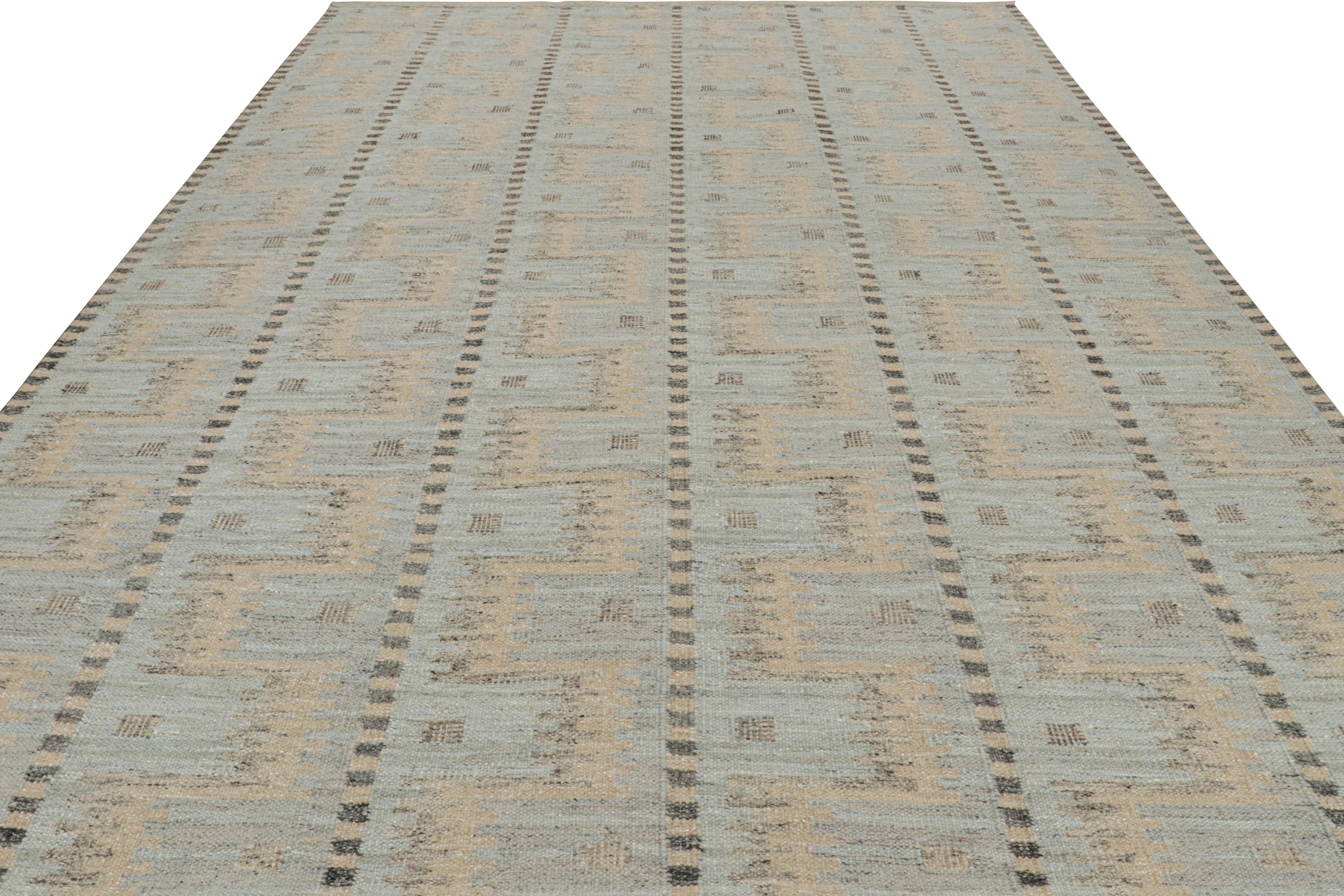 Rug & Kilim's skandinavischer Teppich in Blau mit geometrischen Mustern (Moderne) im Angebot