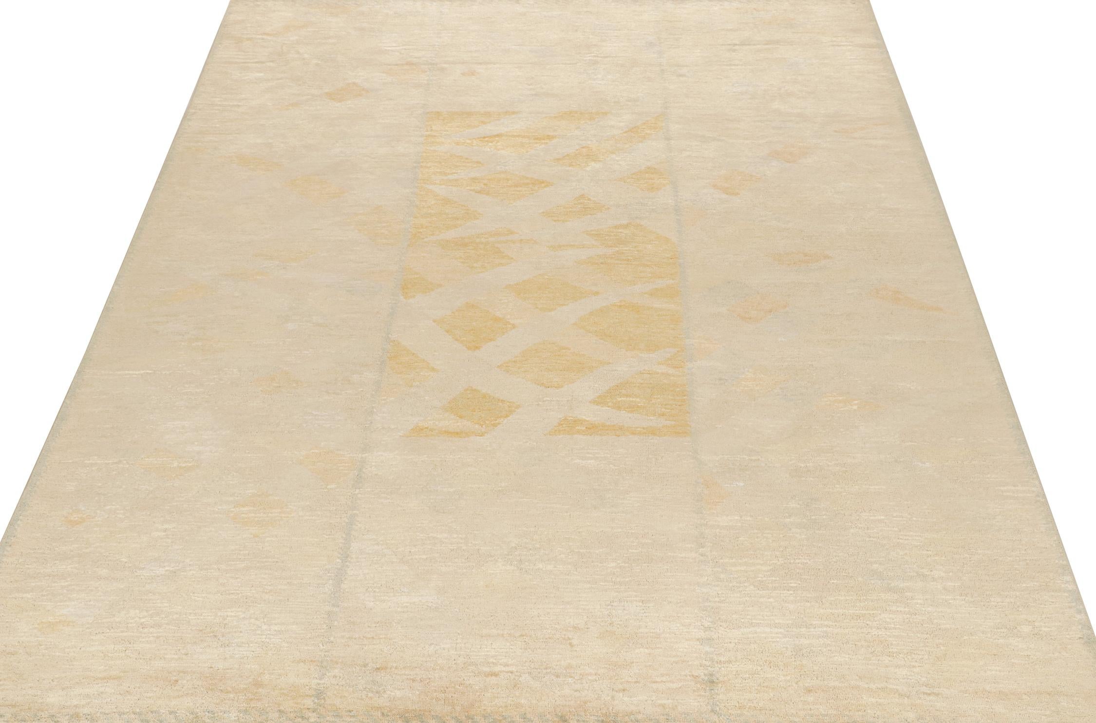 Scandinave moderne Rug & Kilim's Scandinavian Pile Rug in Gold & Ivory Geometric Pattern (tapis à poils longs scandinaves à motifs géométriques or et ivoire) en vente