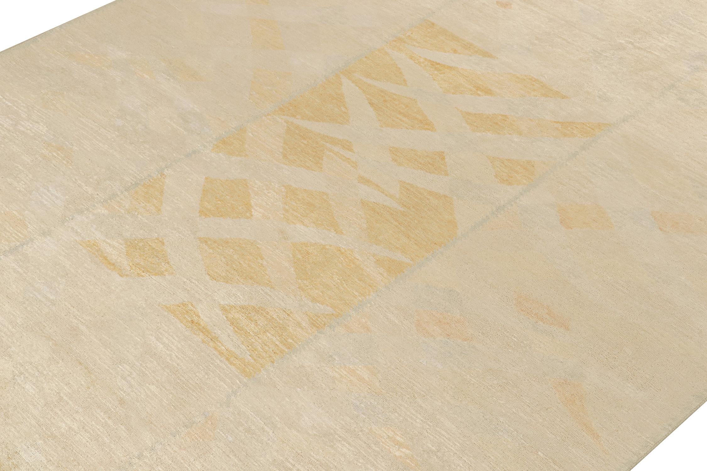 Indien Rug & Kilim's Scandinavian Pile Rug in Gold & Ivory Geometric Pattern (tapis à poils longs scandinaves à motifs géométriques or et ivoire) en vente