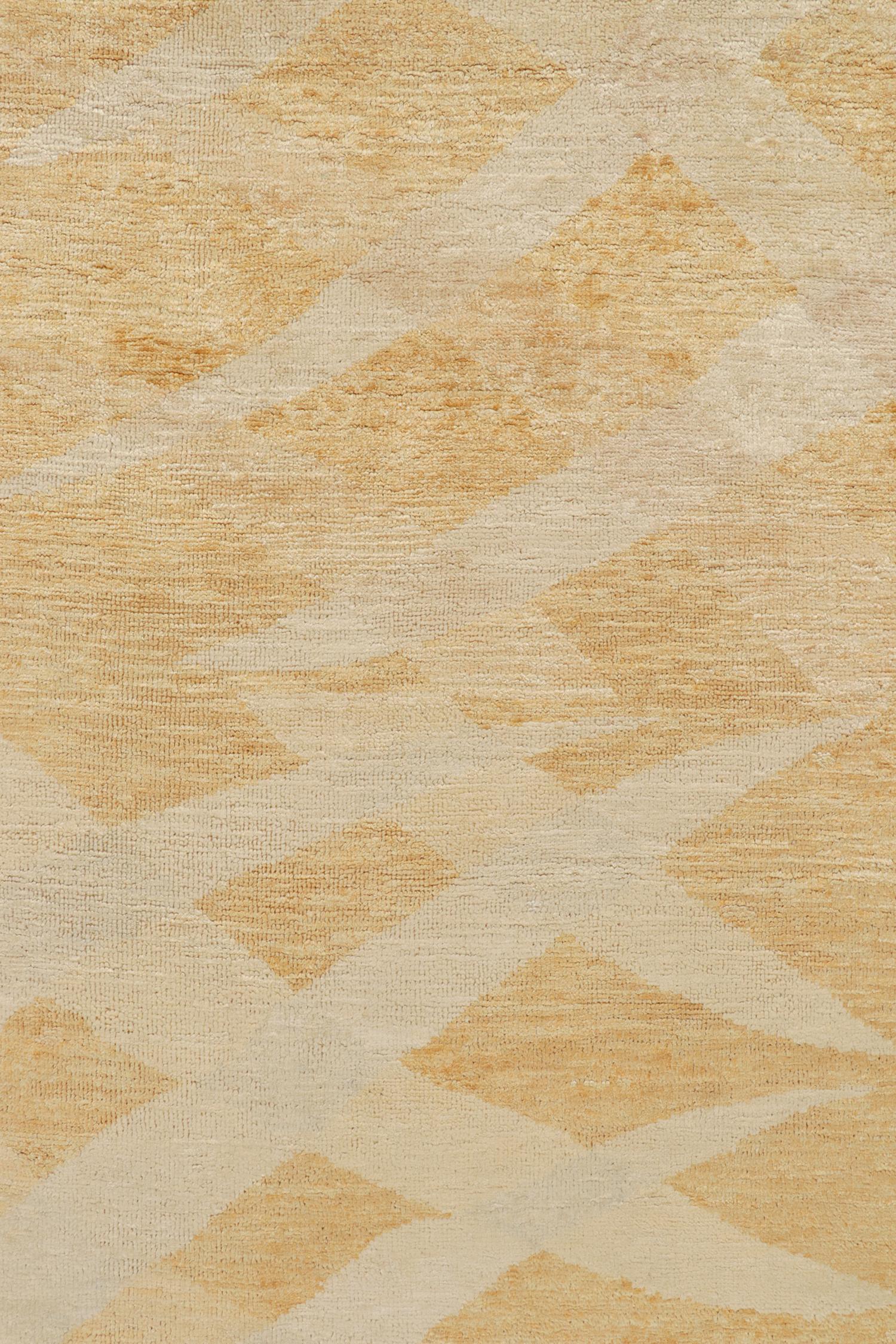 Rug & Kilim's Scandinavian Pile Rug in Gold & Ivory Geometric Pattern (tapis à poils longs scandinaves à motifs géométriques or et ivoire) Neuf - En vente à Long Island City, NY