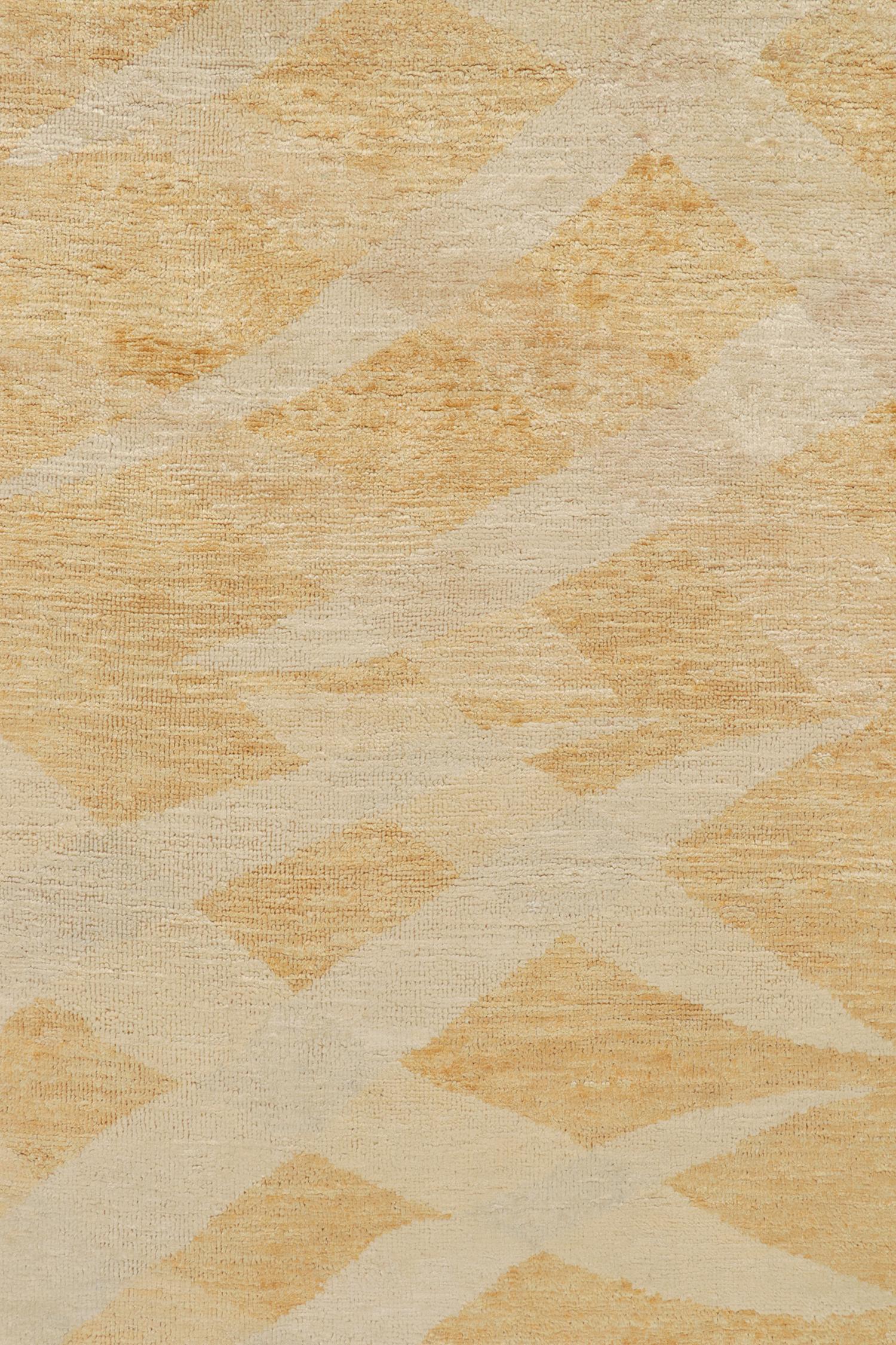Tapis scandinave à poils Kilim & Tapis à motif géométrique doré et ivoire Neuf - En vente à Long Island City, NY