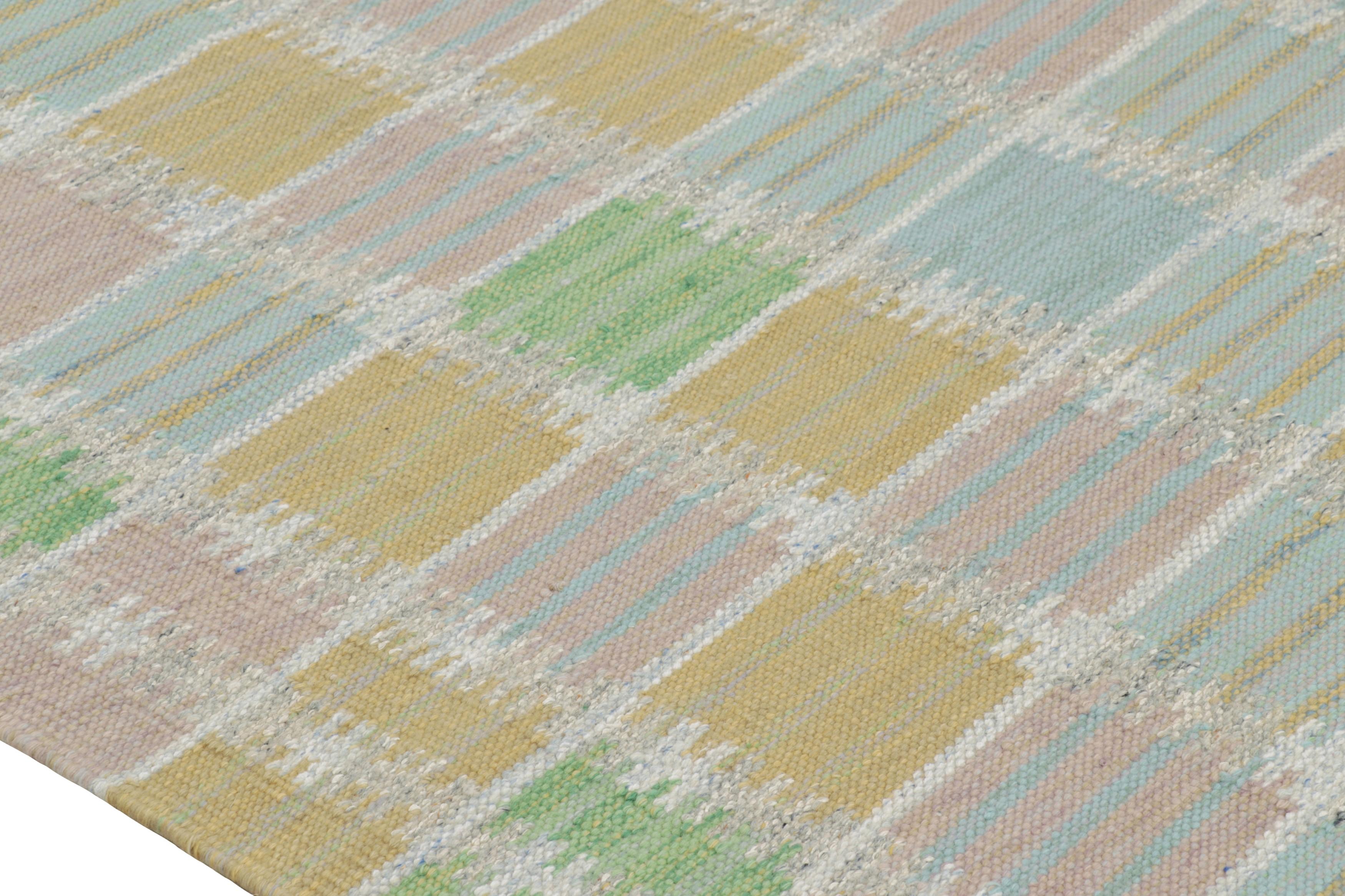 Rug & Kilim's skandinavischer Kilim-Teppich in Grün und Rosa mit geometrischem Muster (Kelim) im Angebot