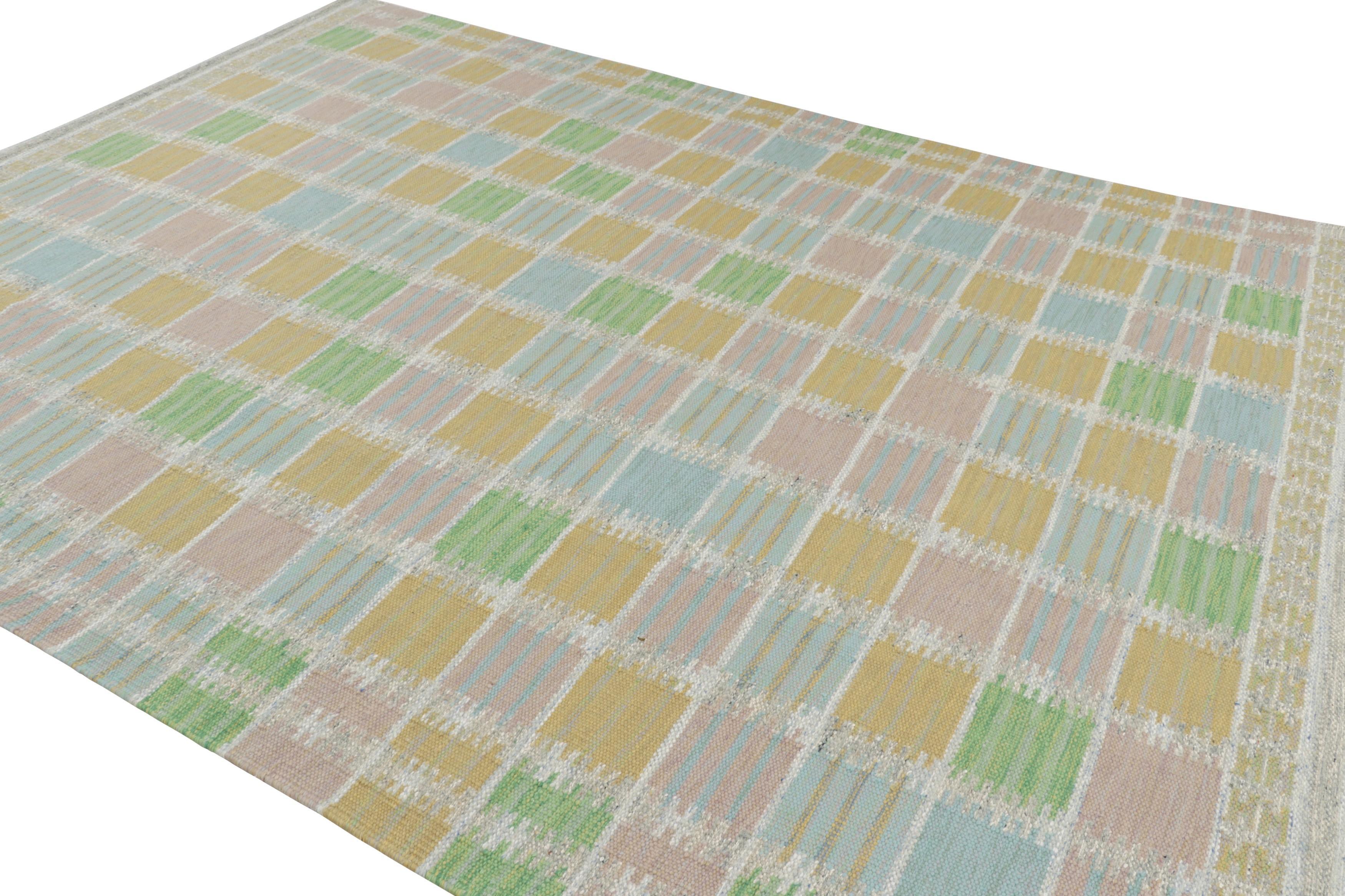 Rug & Kilim's skandinavischer Kilim-Teppich in Grün und Rosa mit geometrischem Muster (Handgeknüpft) im Angebot