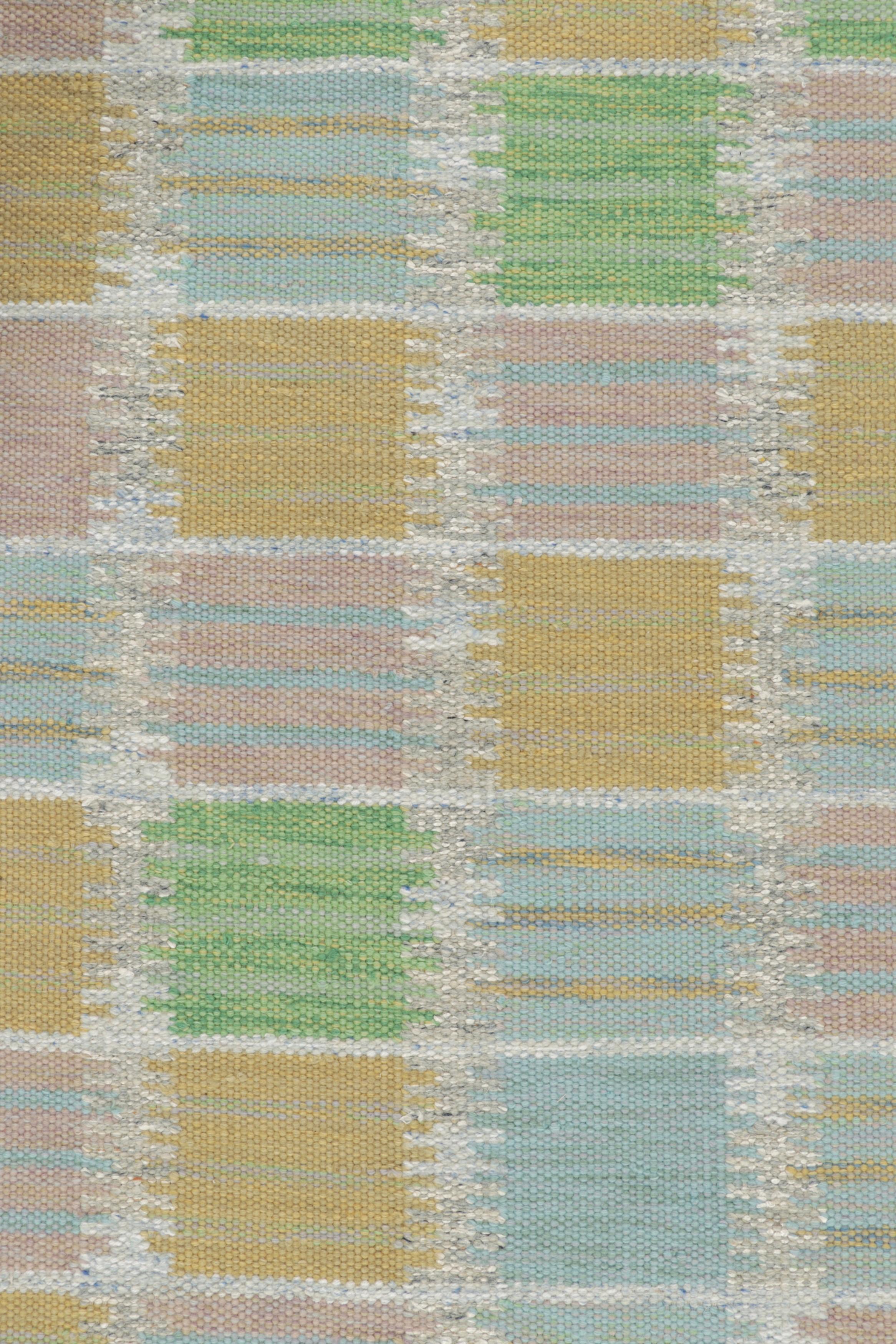 Rug & Kilim's skandinavischer Kilim-Teppich in Grün und Rosa mit geometrischem Muster im Zustand „Neu“ im Angebot in Long Island City, NY
