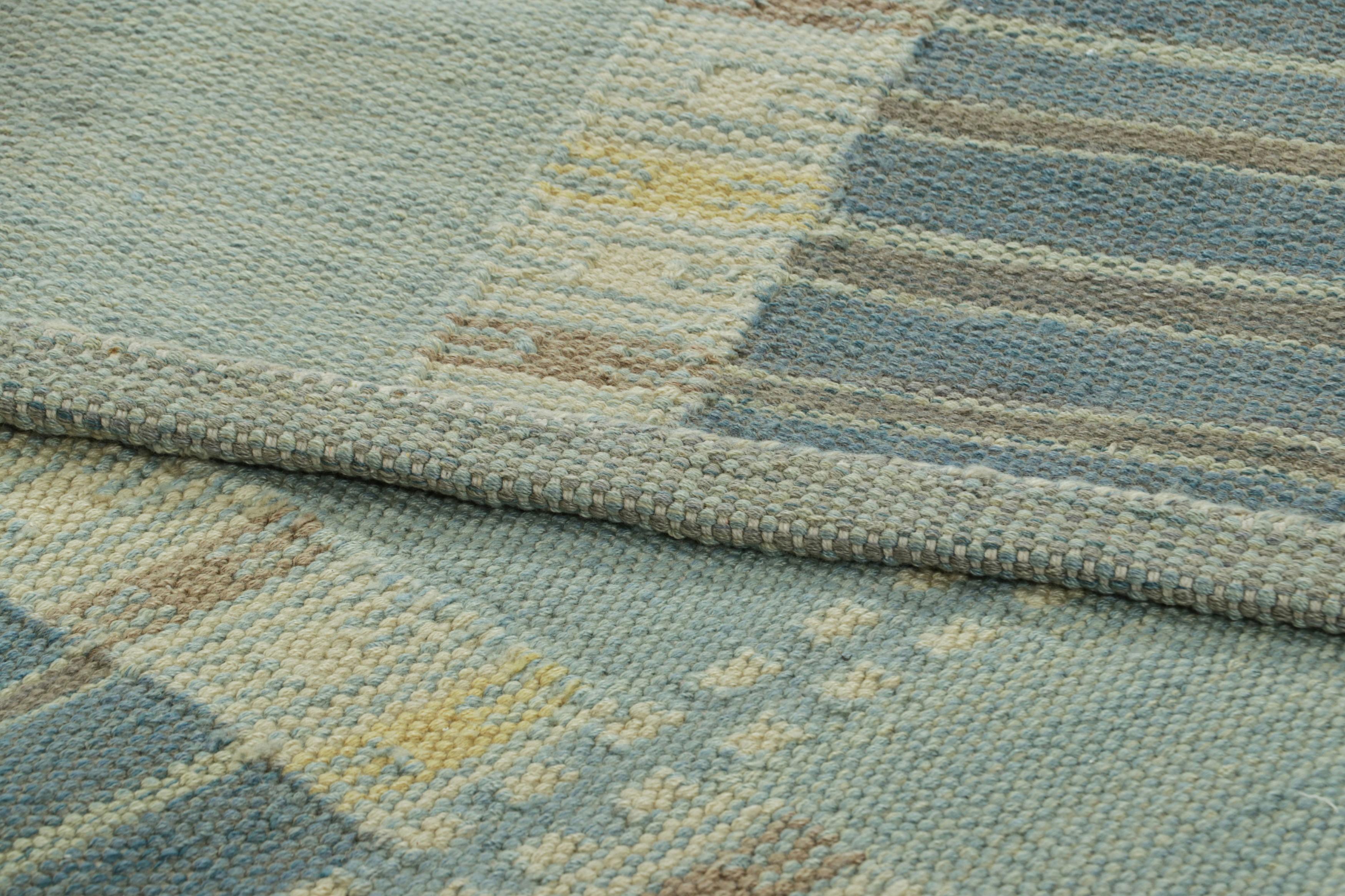 Alfombra escandinava de Rug & Kilim en azul y crema, con motivos geométricos Siglo XXI y contemporáneo en venta