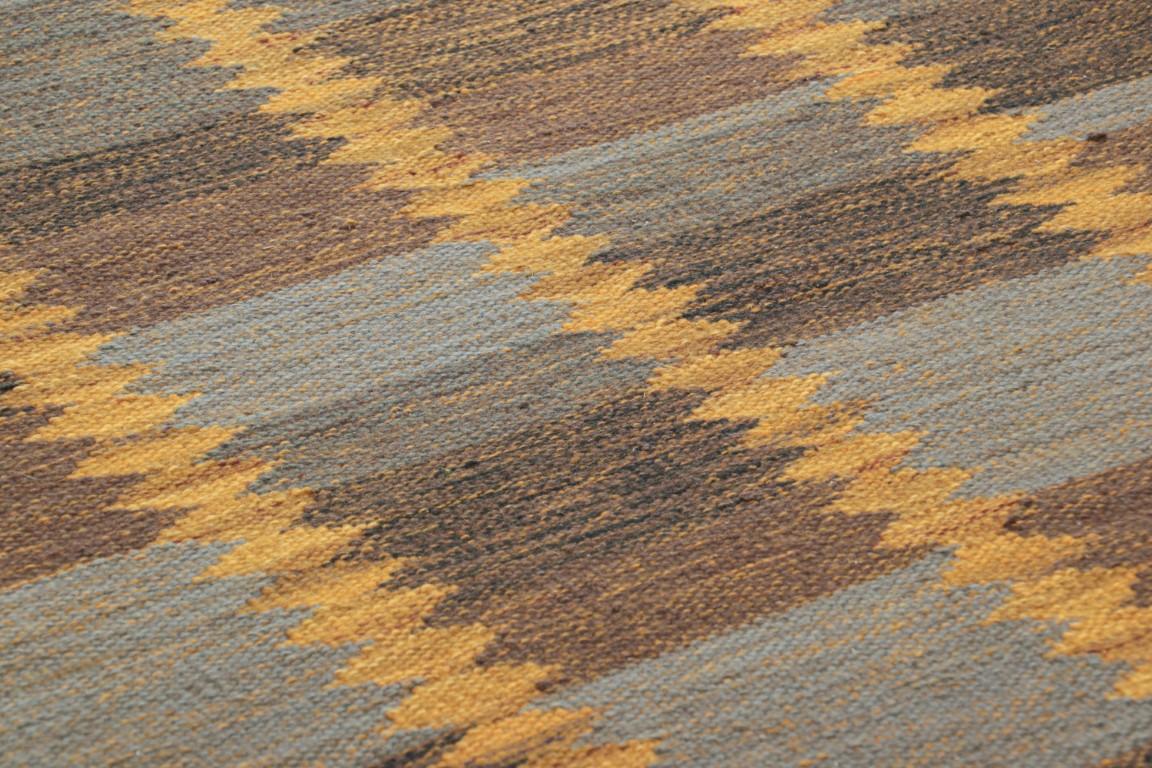 Dieser 4x9-Teppich ist eine neue Ergänzung zu den Flachgeweben in der preisgekrönten skandinavischen Teppichkollektion von Rug & Kilim. Das Design des aus handgewebter Wolle und natürlichen Garnen hergestellten Teppichs ist von den schwedischen