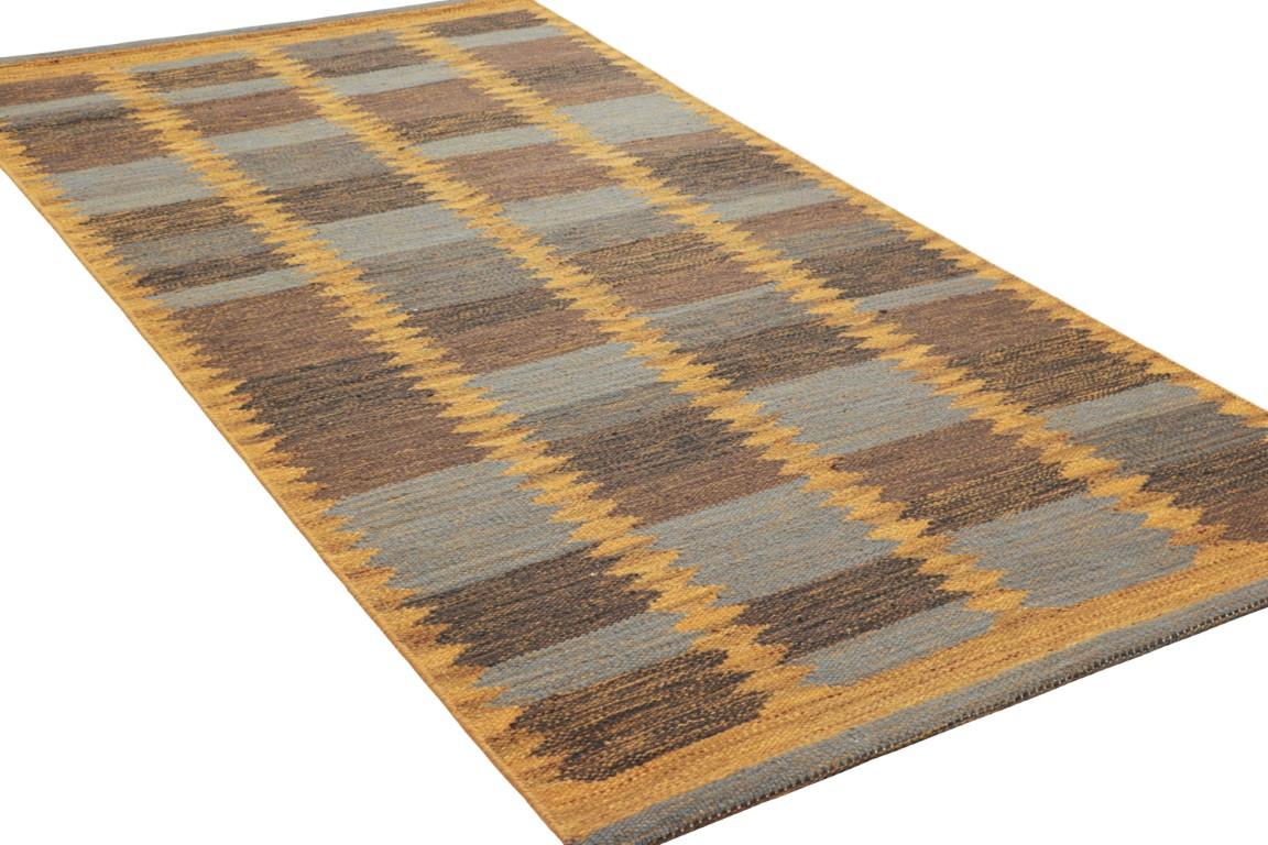 Skandinavischer Teppich von Rug & Kilim in Gold, Grau und Brown mit geometrischem Muster (Indisch) im Angebot