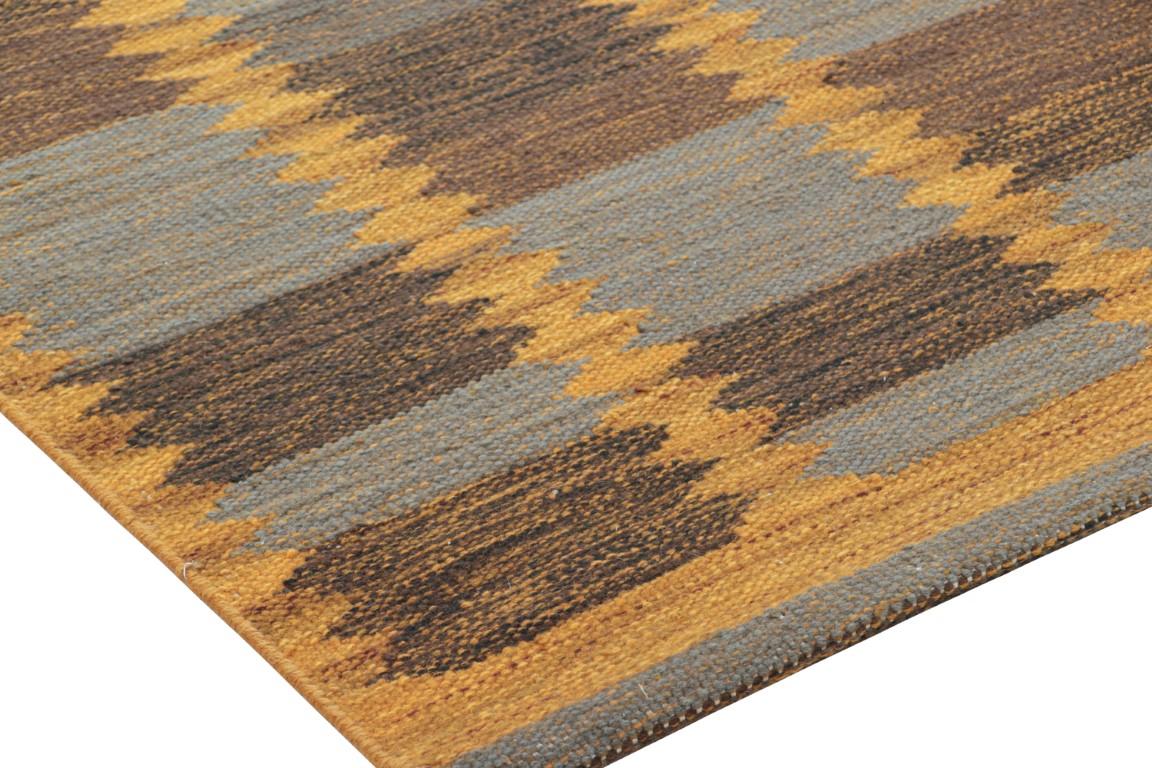 Skandinavischer Teppich von Rug & Kilim in Gold, Grau und Brown mit geometrischem Muster im Zustand „Neu“ im Angebot in Long Island City, NY