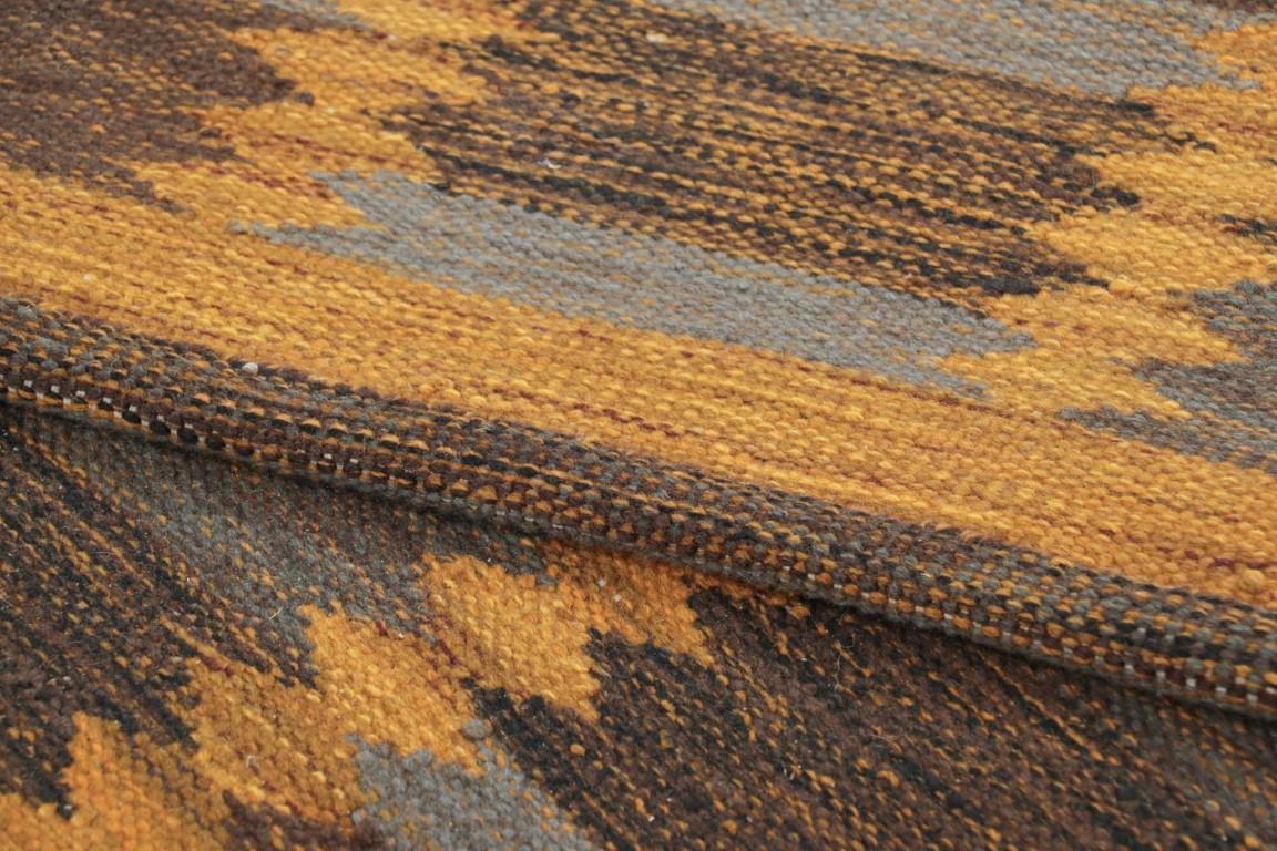 Skandinavischer Teppich von Rug & Kilim in Gold, Grau und Brown mit geometrischem Muster (21. Jahrhundert und zeitgenössisch) im Angebot