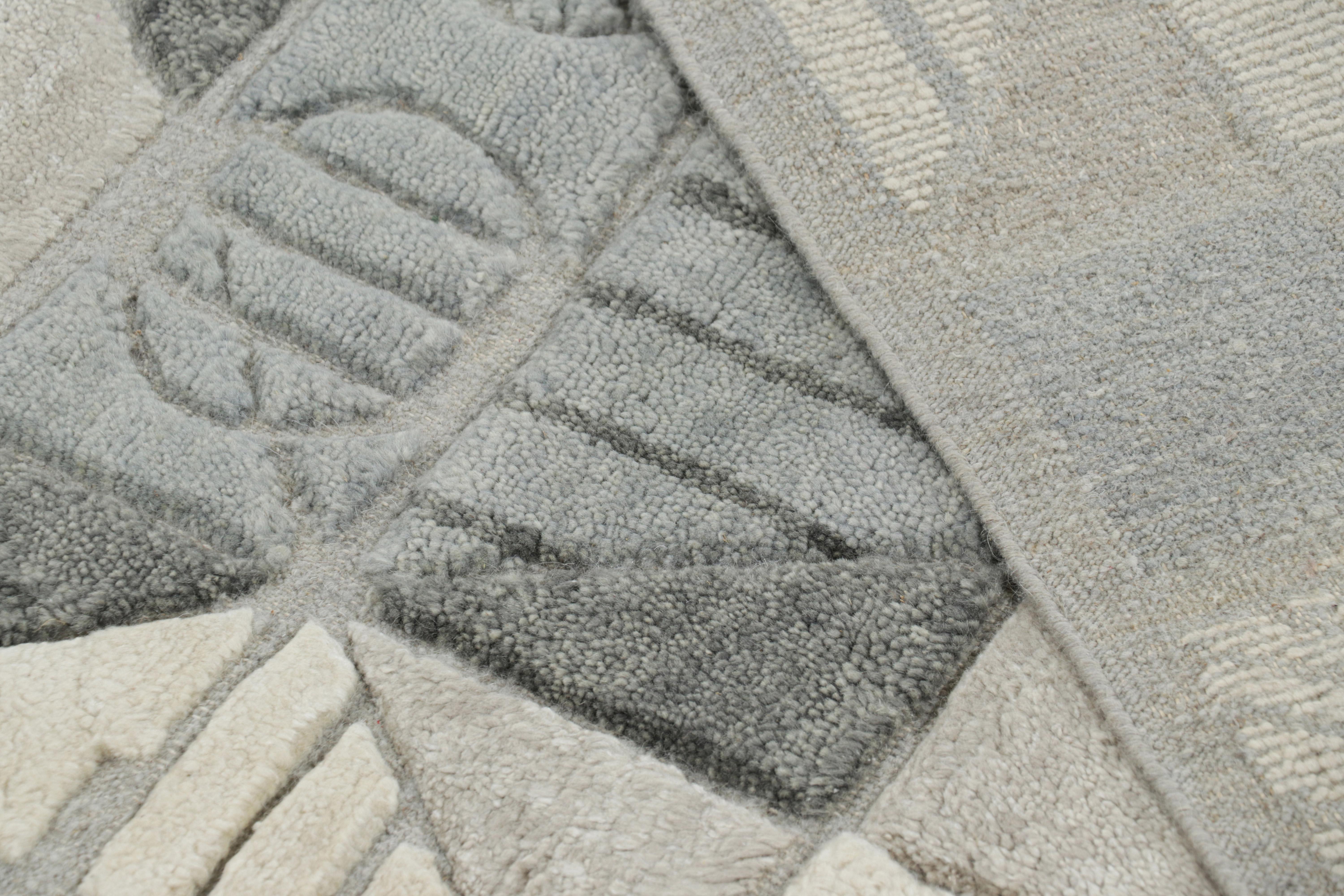 Laine Rug & Kilim's Scandinavian Rug in Gray with High-Low Geometric Patterns (tapis scandinave gris à motifs géométriques) en vente