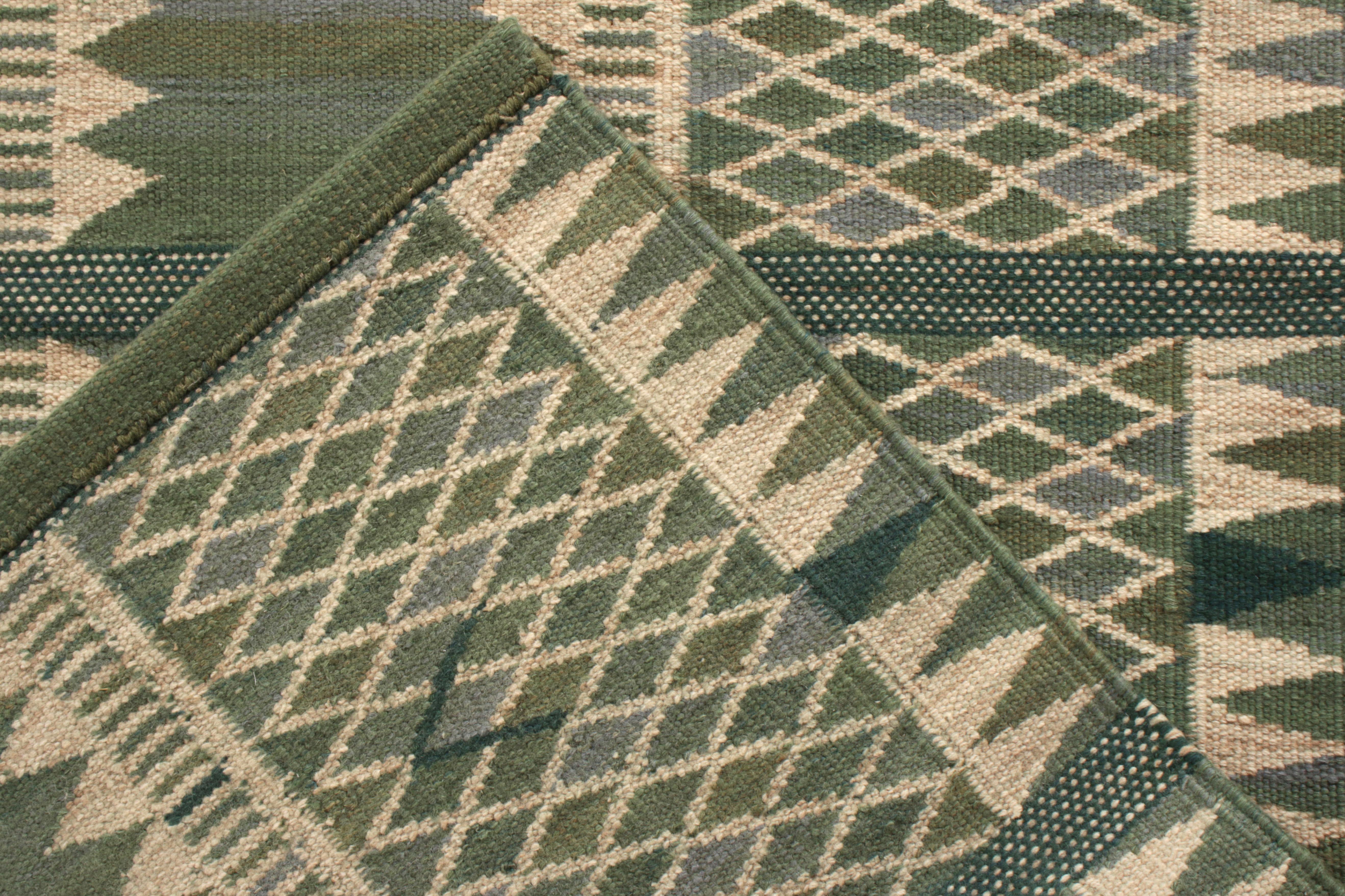 Noué à la main Rug & Kilim's Scandinavian Rug in Green and Beige Geometric Pattern 7'4 