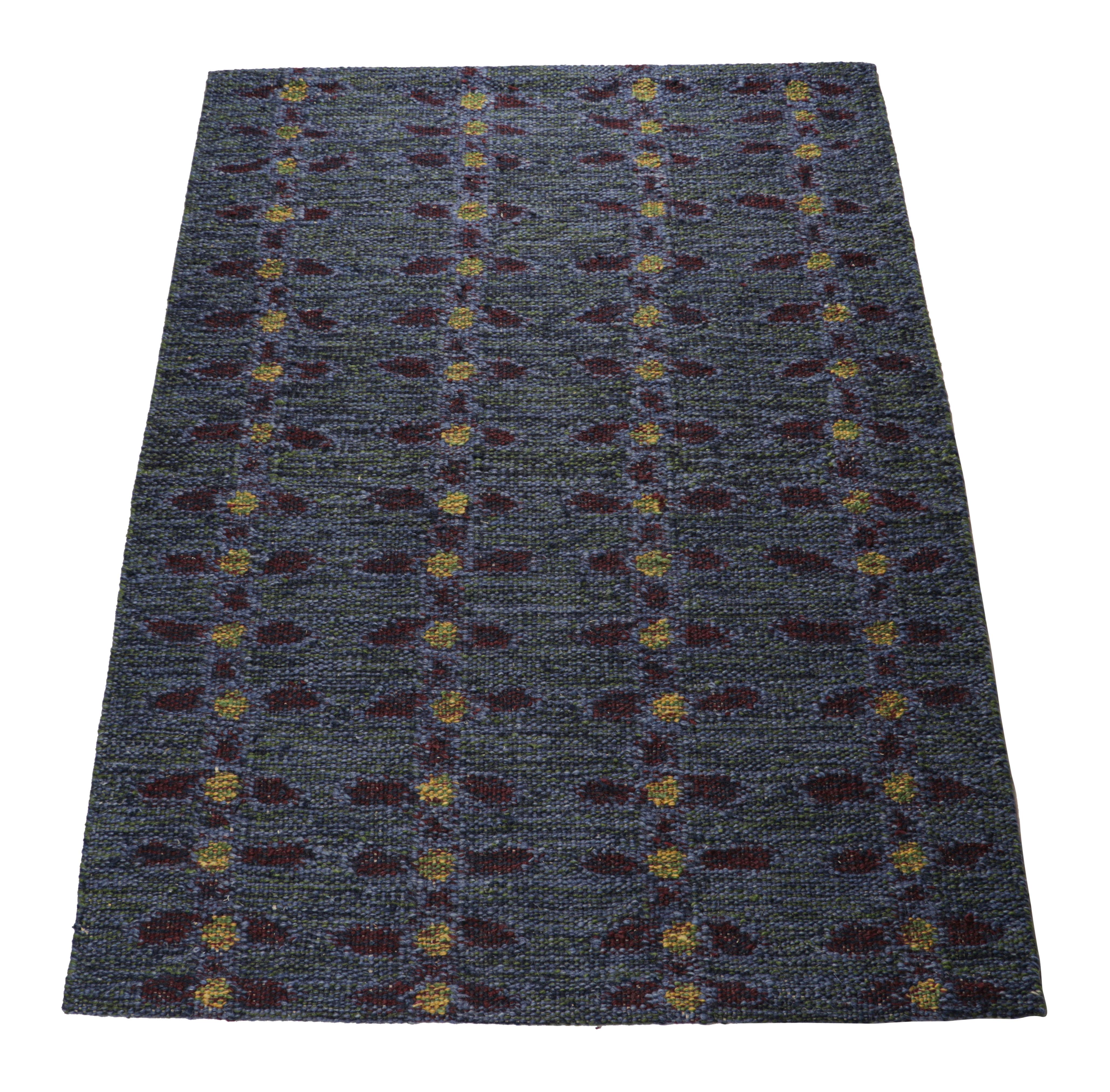 Indiano Tappeto scandinavo Rug & Kilim in indaco con motivi floreali rossi e gialli in vendita