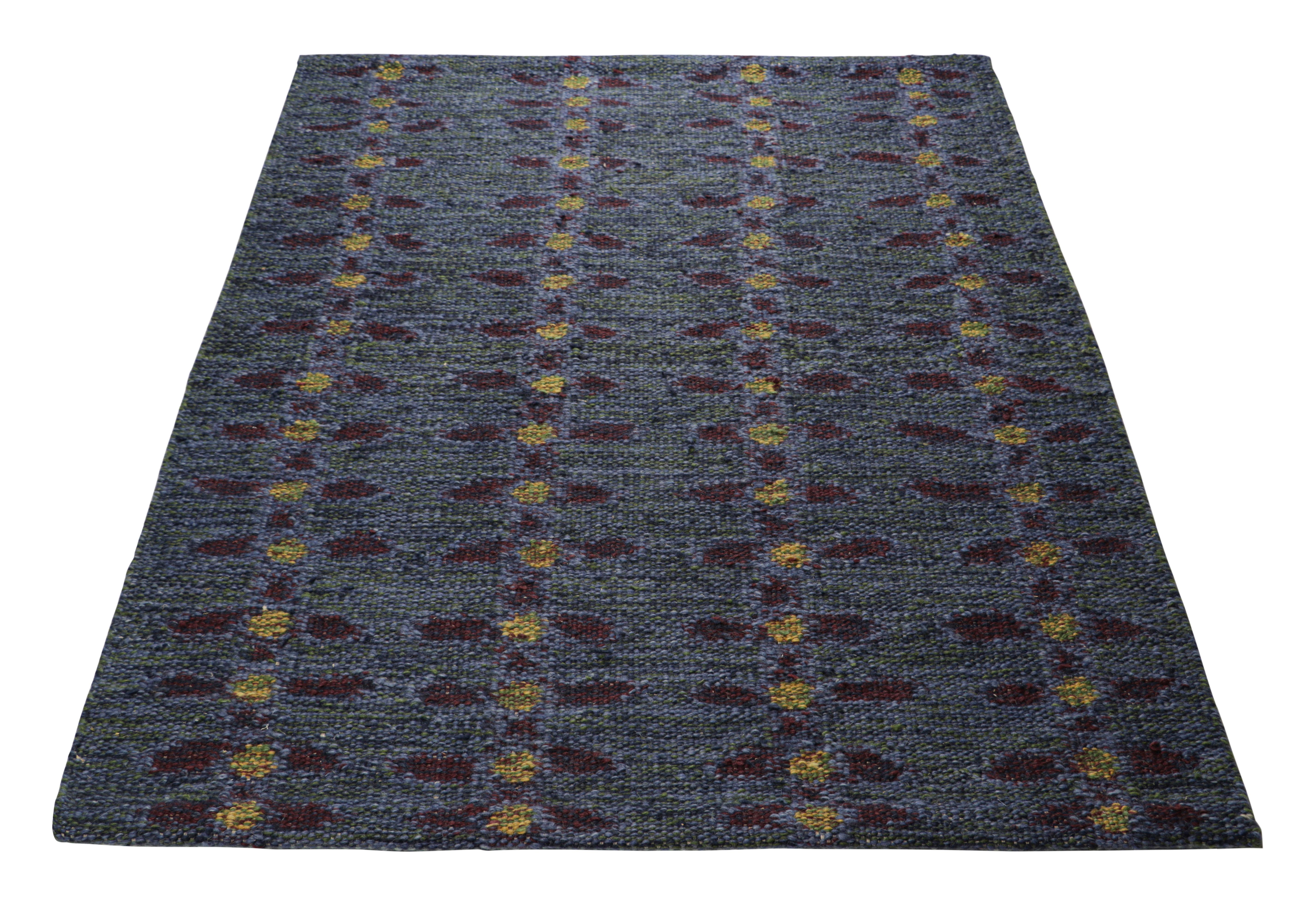 Tessuto a mano Tappeto scandinavo Rug & Kilim in indaco con motivi floreali rossi e gialli in vendita
