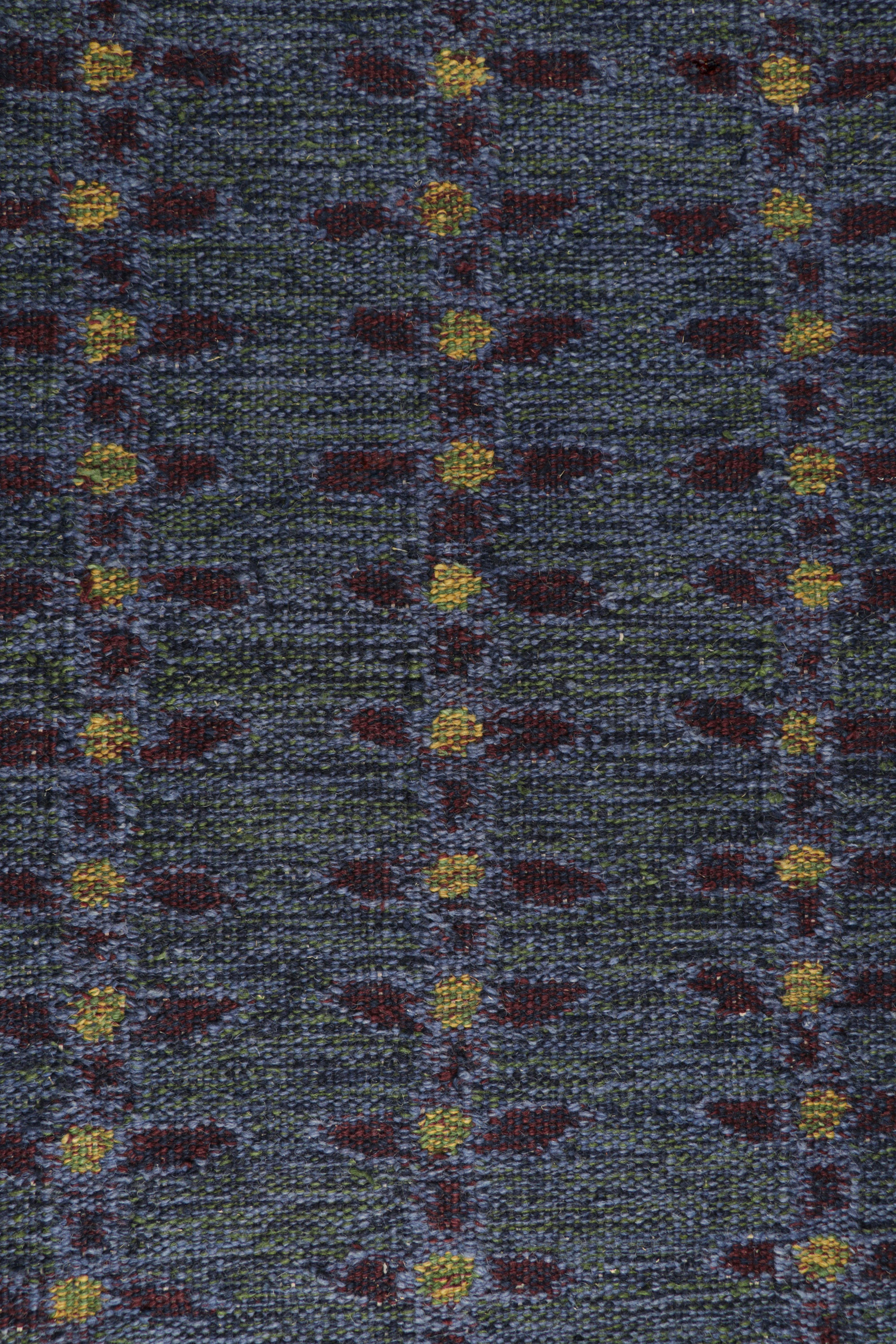 Tappeto scandinavo Rug & Kilim in indaco con motivi floreali rossi e gialli In condizioni Nuovo in vendita a Long Island City, NY