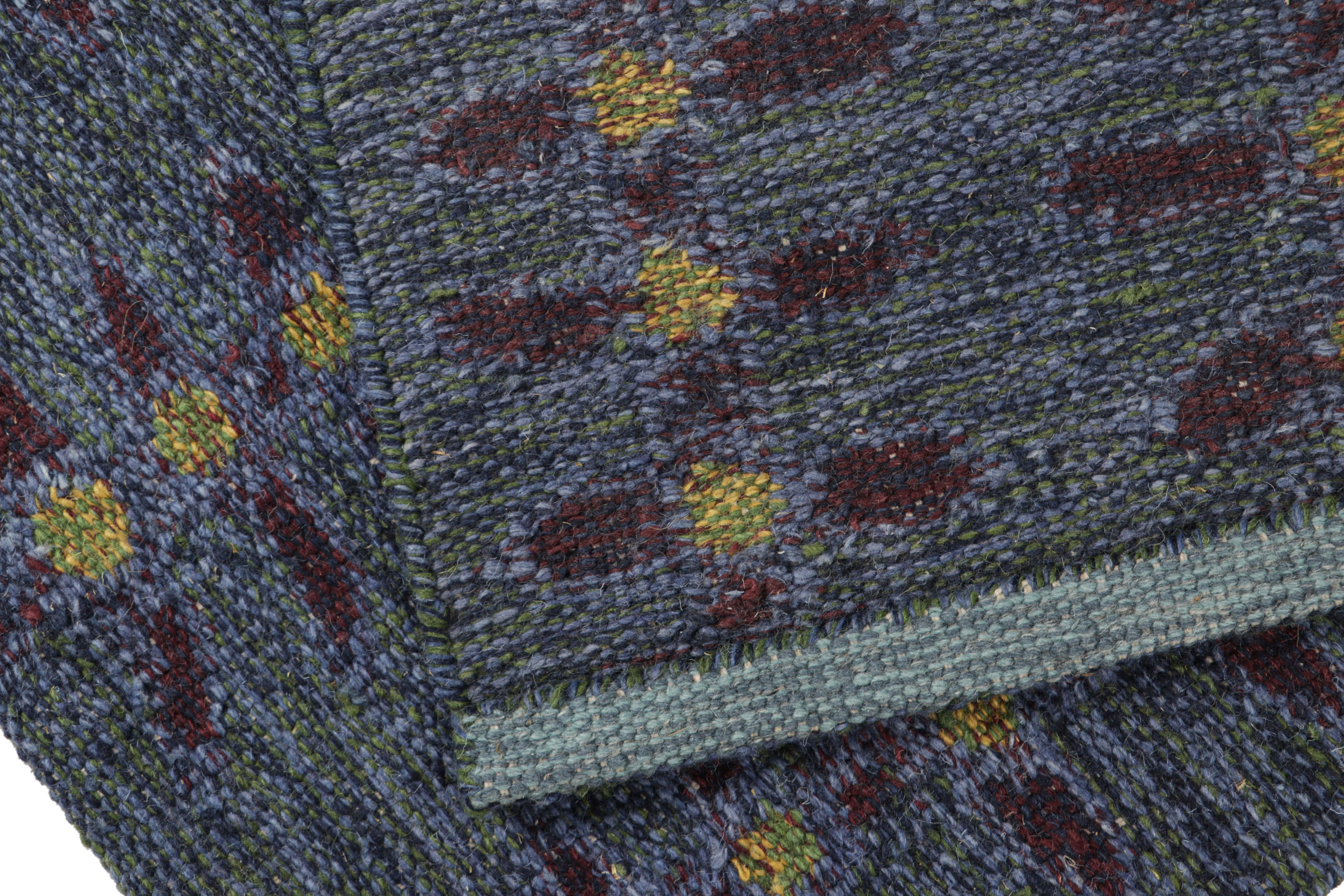Lana Tappeto scandinavo Rug & Kilim in indaco con motivi floreali rossi e gialli in vendita