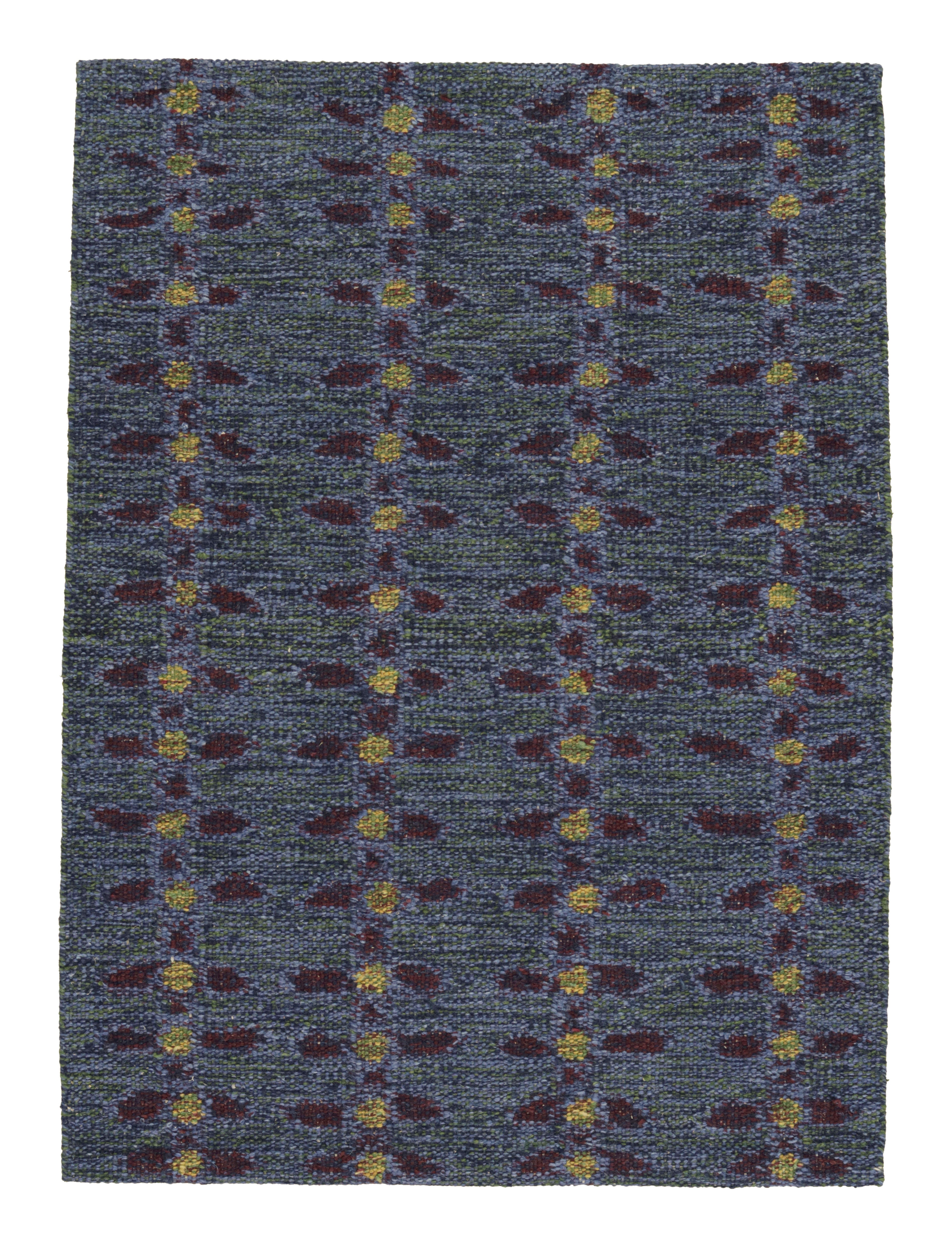Tappeto scandinavo Rug & Kilim in indaco con motivi floreali rossi e gialli