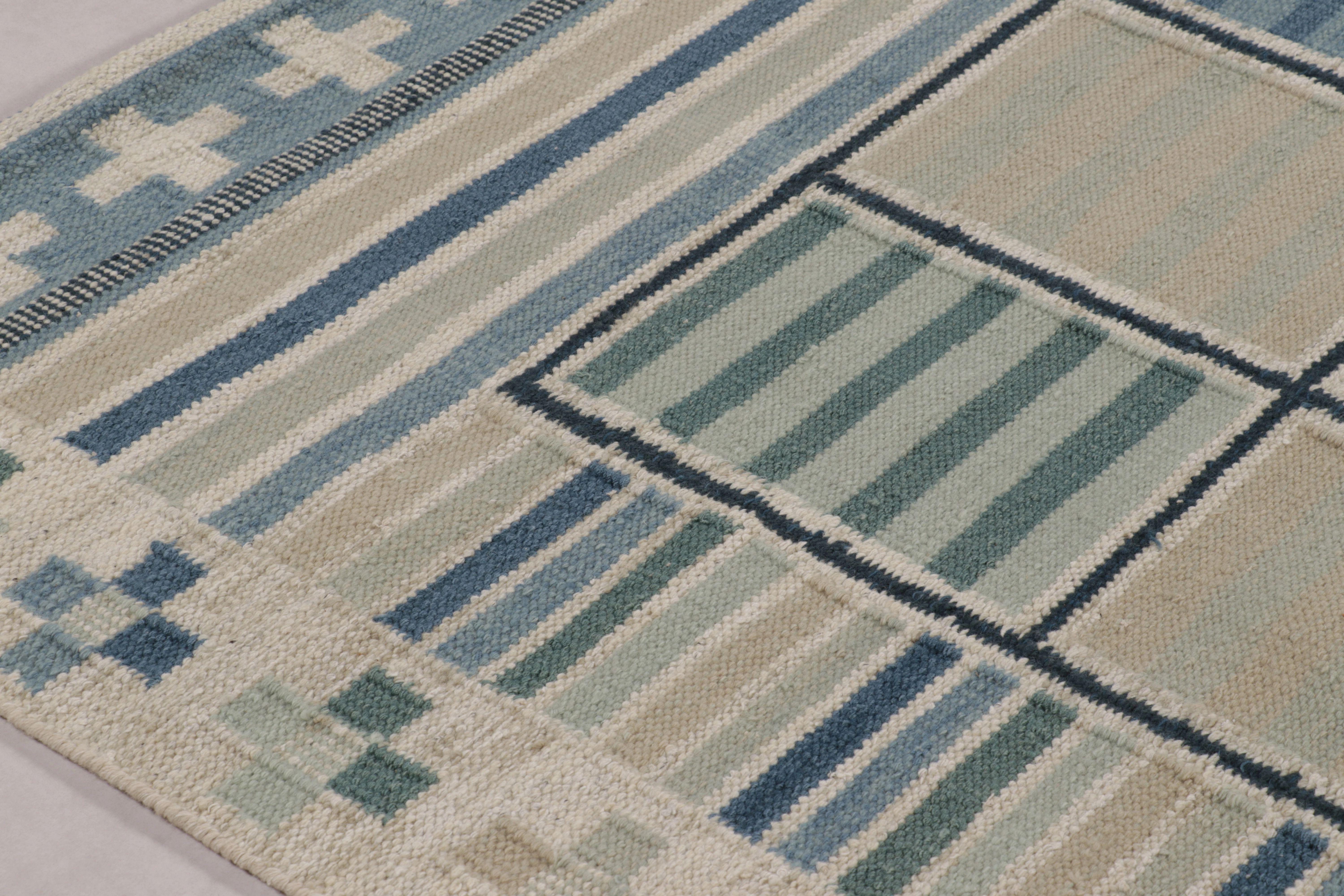 Dieses 6x8 große skandinavische Flachgewebe von Rug & Kilim ist aus Wolle handgewebt und zeigt ein klassisches geometrisches Gitter in einer ruhigen Palette aus kühlen Blautönen, Grüntönen und warmem Beige. Mit abstrakten Kreuzmotiven in den