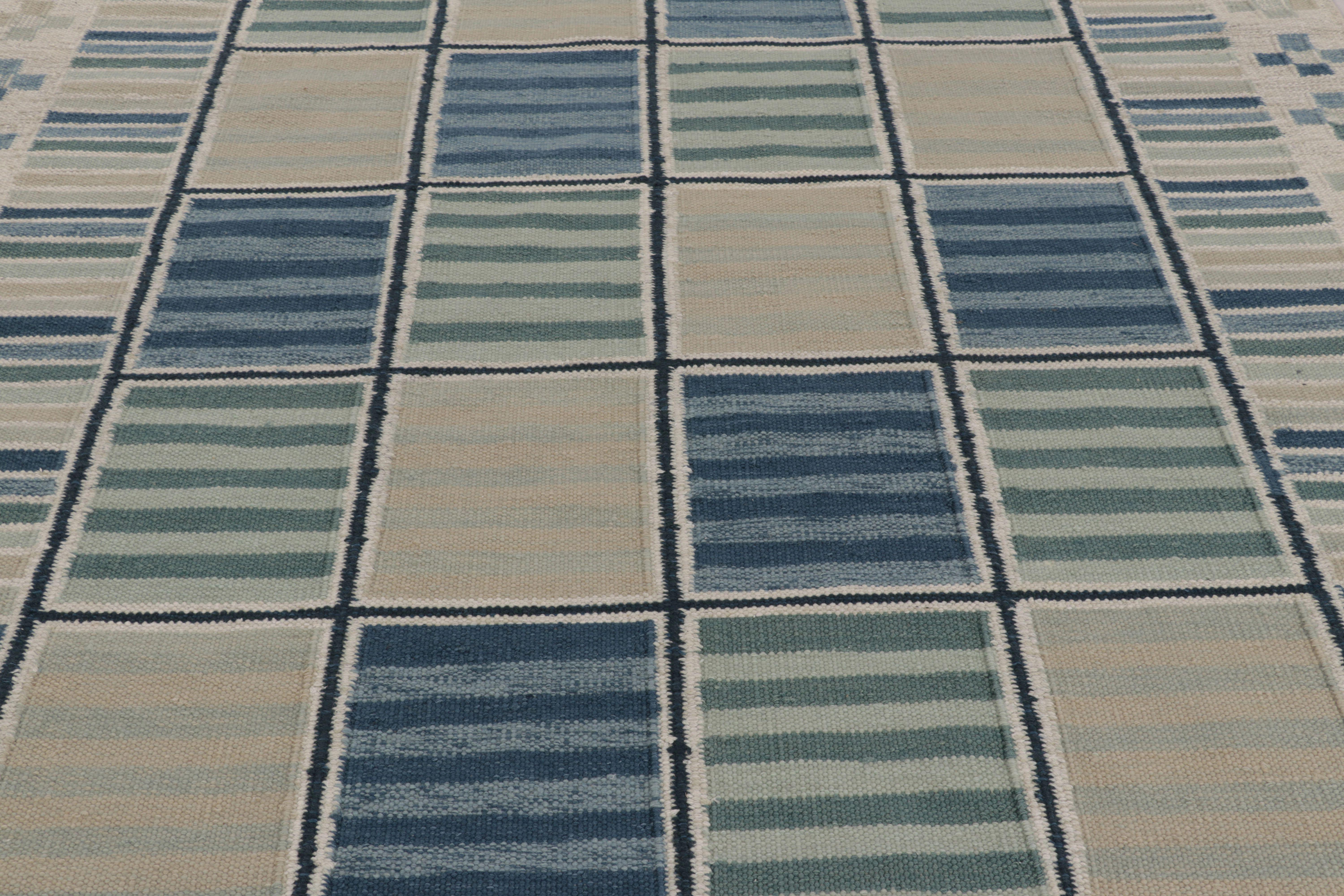 Rug & Kilim's skandinavischer Teppich in ruhigem Grau und blauem geometrischem Raster (Moderne) im Angebot