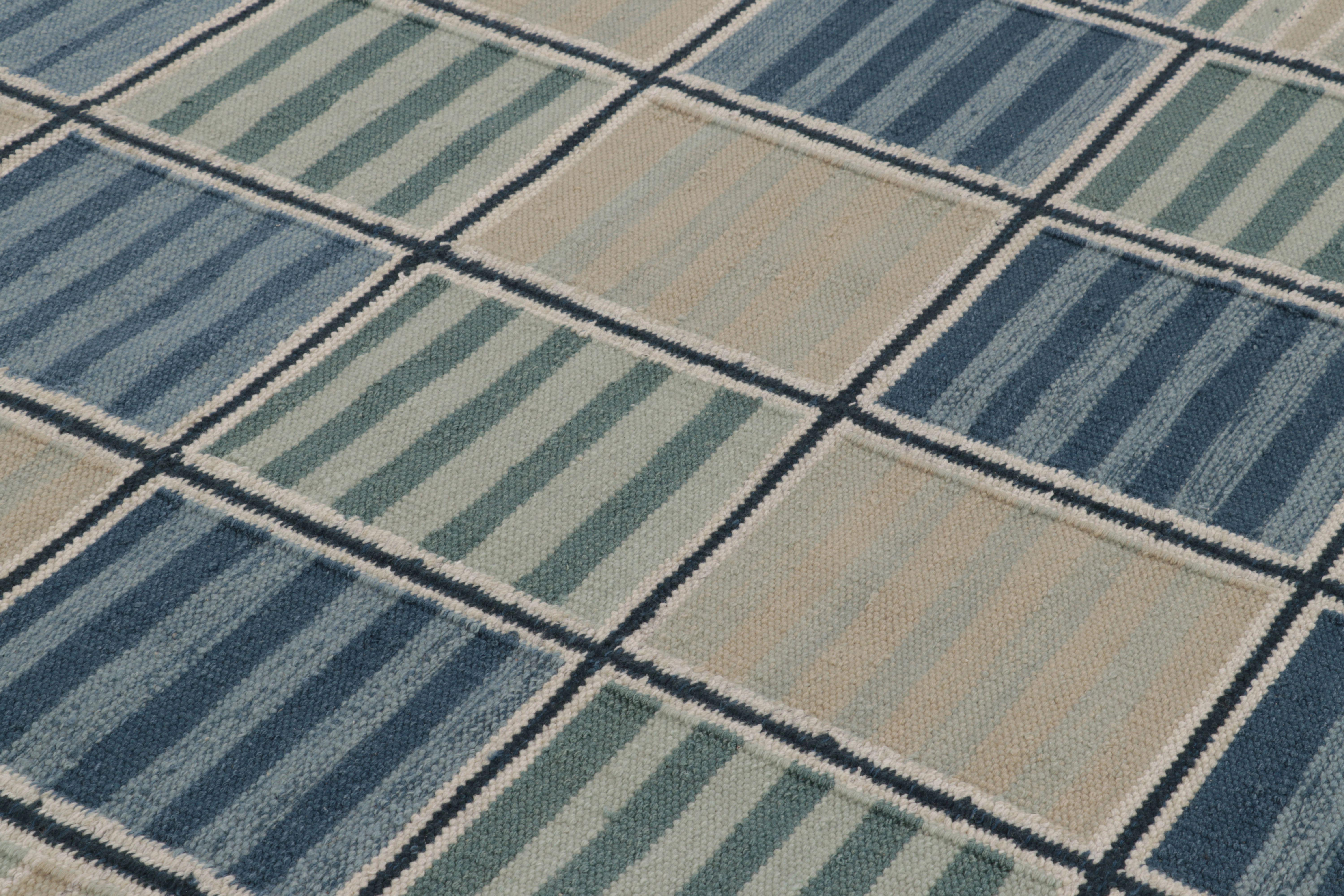 Rug & Kilim's skandinavischer Teppich in ruhigem Grau und blauem geometrischem Raster (Indisch) im Angebot