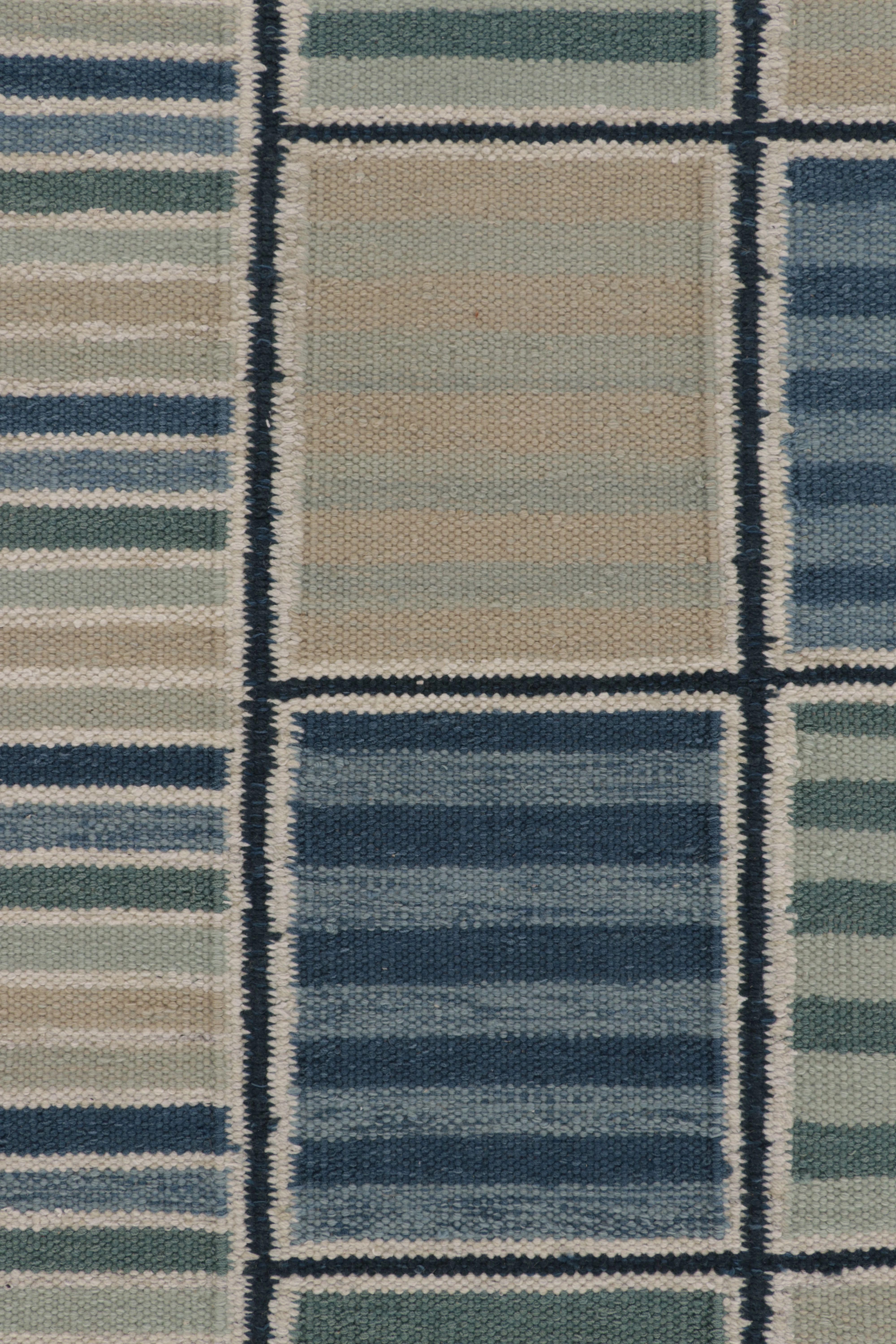 Rug & Kilim's skandinavischer Teppich in ruhigem Grau und blauem geometrischem Raster (Handgewebt) im Angebot