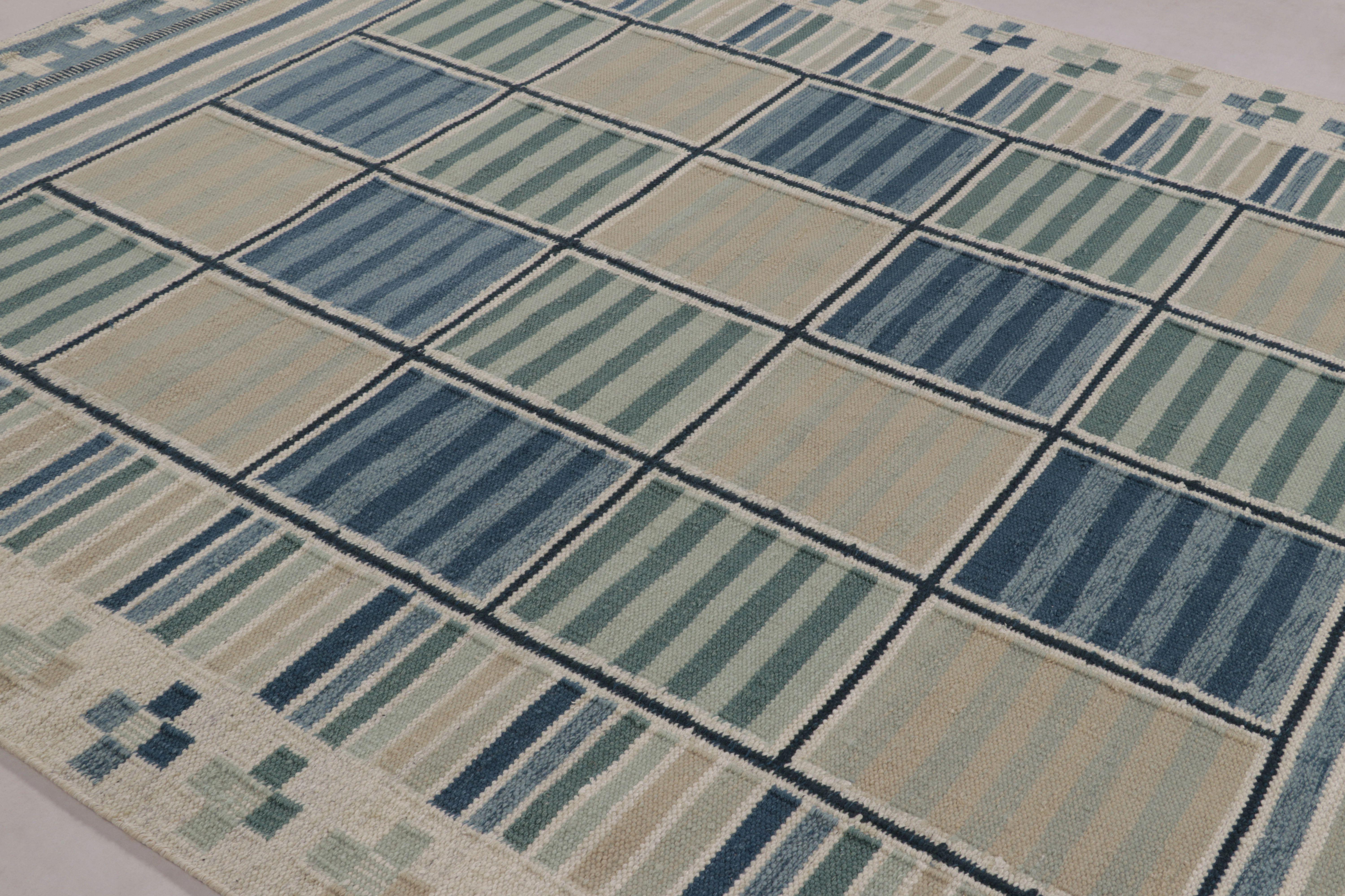 Rug & Kilim's skandinavischer Teppich in ruhigem Grau und blauem geometrischem Raster im Zustand „Neu“ im Angebot in Long Island City, NY