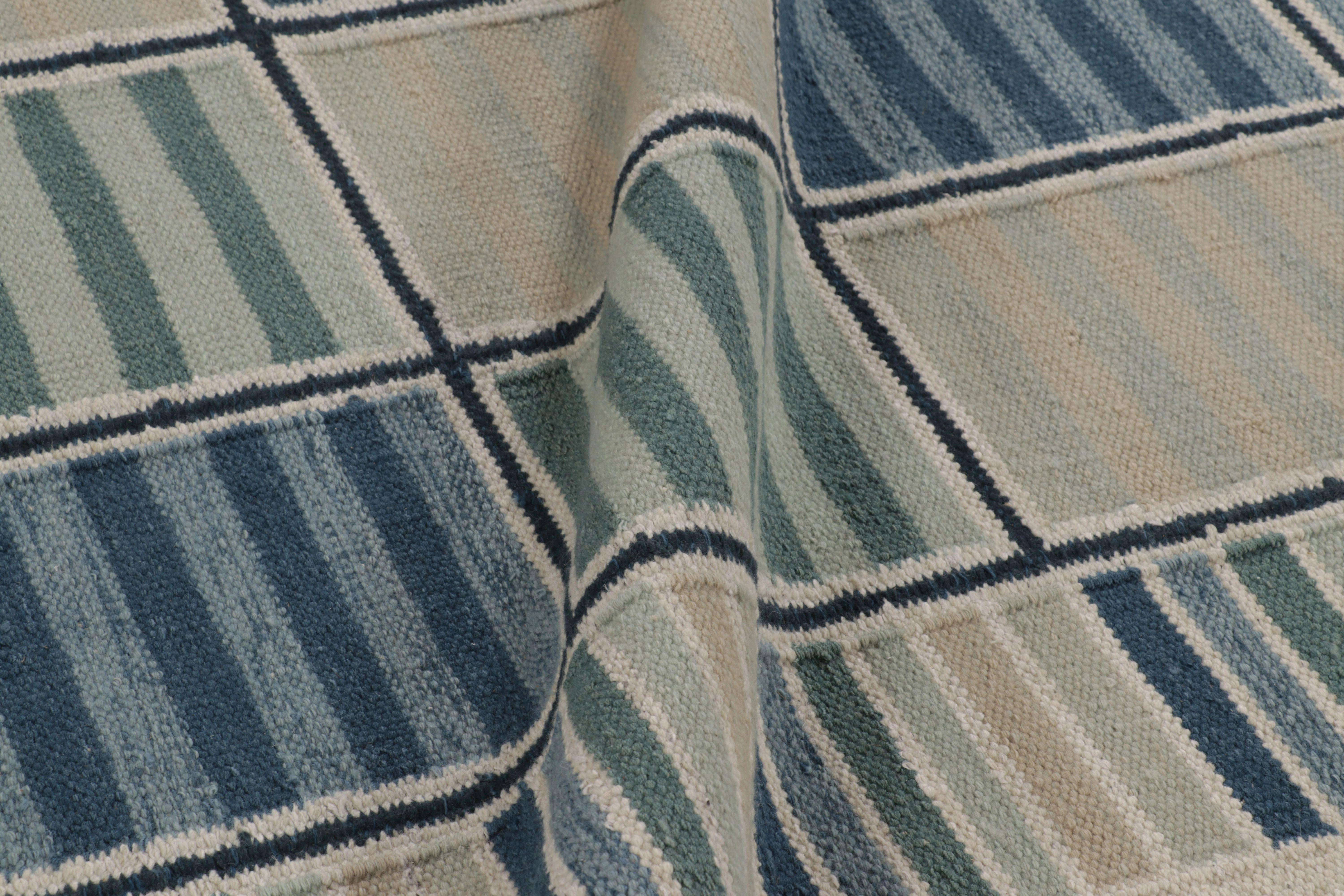 Rug & Kilim's skandinavischer Teppich in ruhigem Grau und blauem geometrischem Raster (21. Jahrhundert und zeitgenössisch) im Angebot