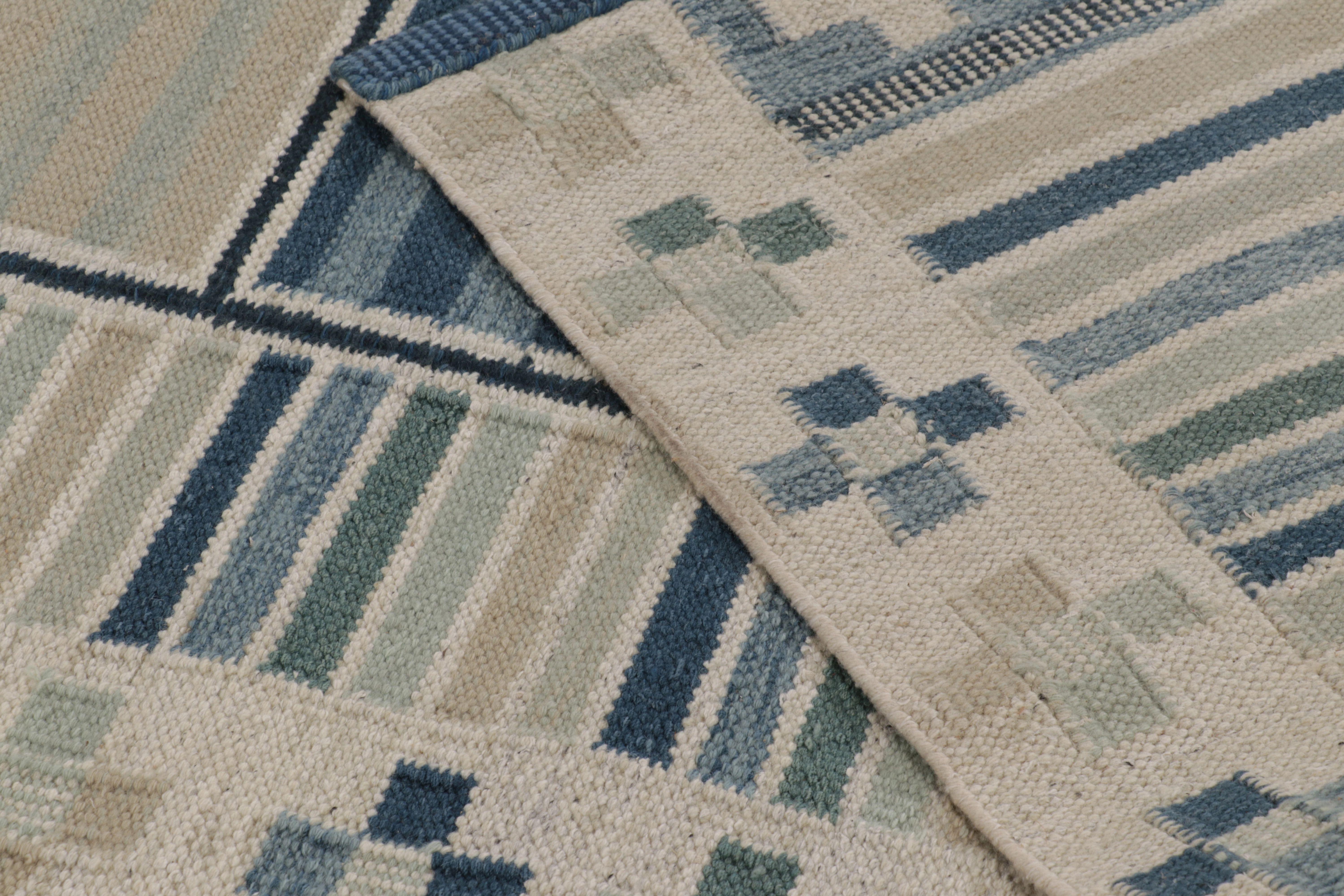 Rug & Kilim's skandinavischer Teppich in ruhigem Grau und blauem geometrischem Raster (Wolle) im Angebot