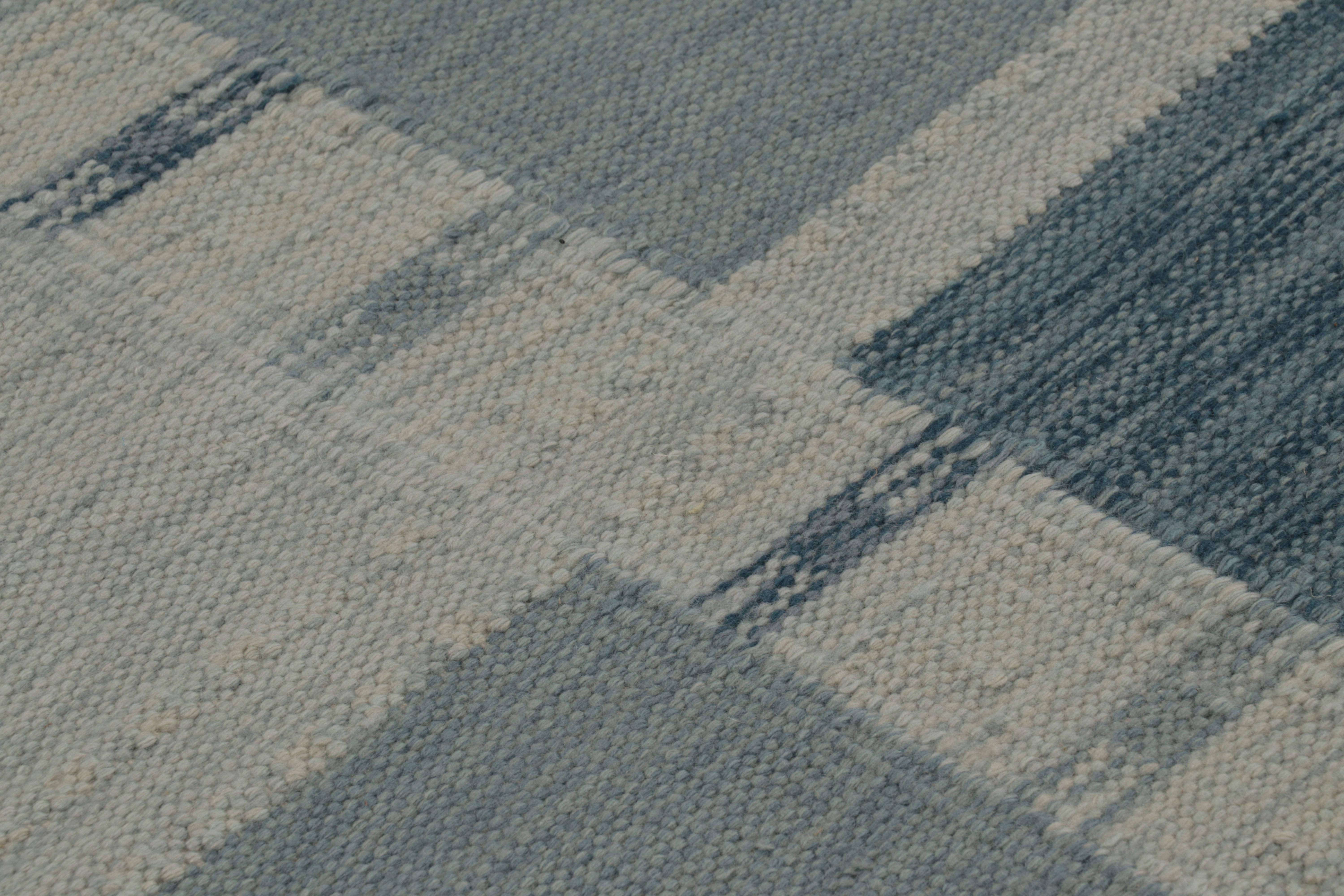 Skandinavischer Teppich von Rug & Kilim in Schieferblau und blassgrauem Karomuster (Indisch) im Angebot